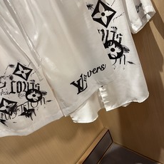 LouisVuitt*路易*登 2026春夏全新系列棉麻套装上线,非常时髦前卫的一款男女同款休闲套装,标 LouisVuitt*路易*登 2026春夏全新系列棉麻套装上线,非常时髦前卫的一款男女同款休闲套装,标