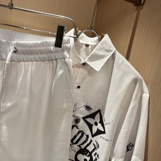 LouisVuitt*路易*登 2026春夏全新系列棉麻套装上线,非常时髦前卫的一款男女同款休闲套装,标 LouisVuitt*路易*登 2026春夏全新系列棉麻套装上线,非常时髦前卫的一款男女同款休闲套装,标