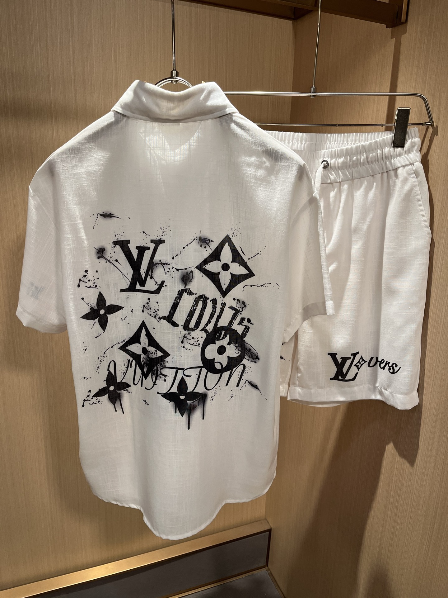 LouisVuitt*路易*登 2026春夏全新系列棉麻套装上线，非常时髦前卫的一款男女同款休闲套装，标