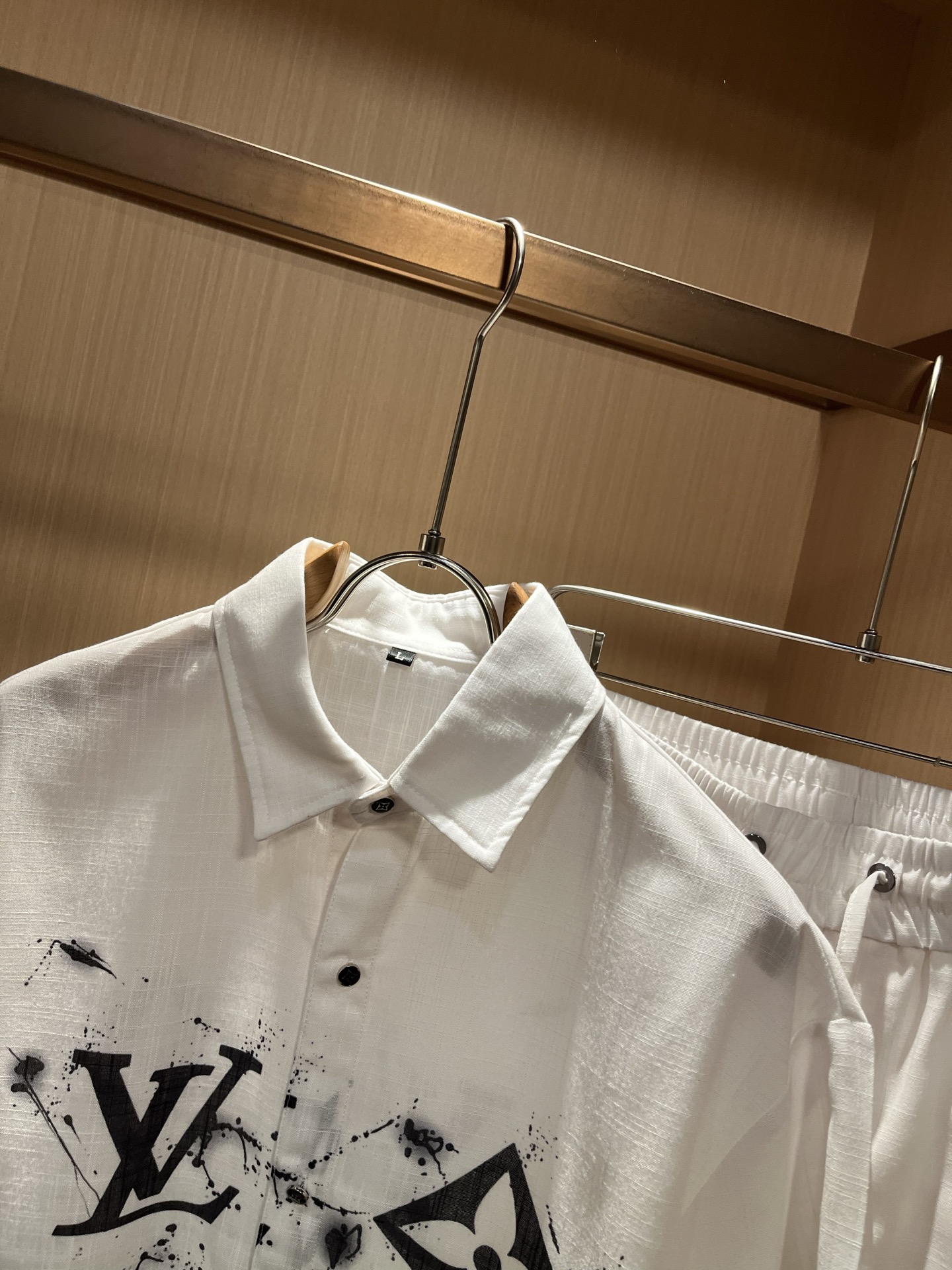 LouisVuitt*路易*登 2026春夏全新系列棉麻套装上线，非常时髦前卫的一款男女同款休闲套装，标