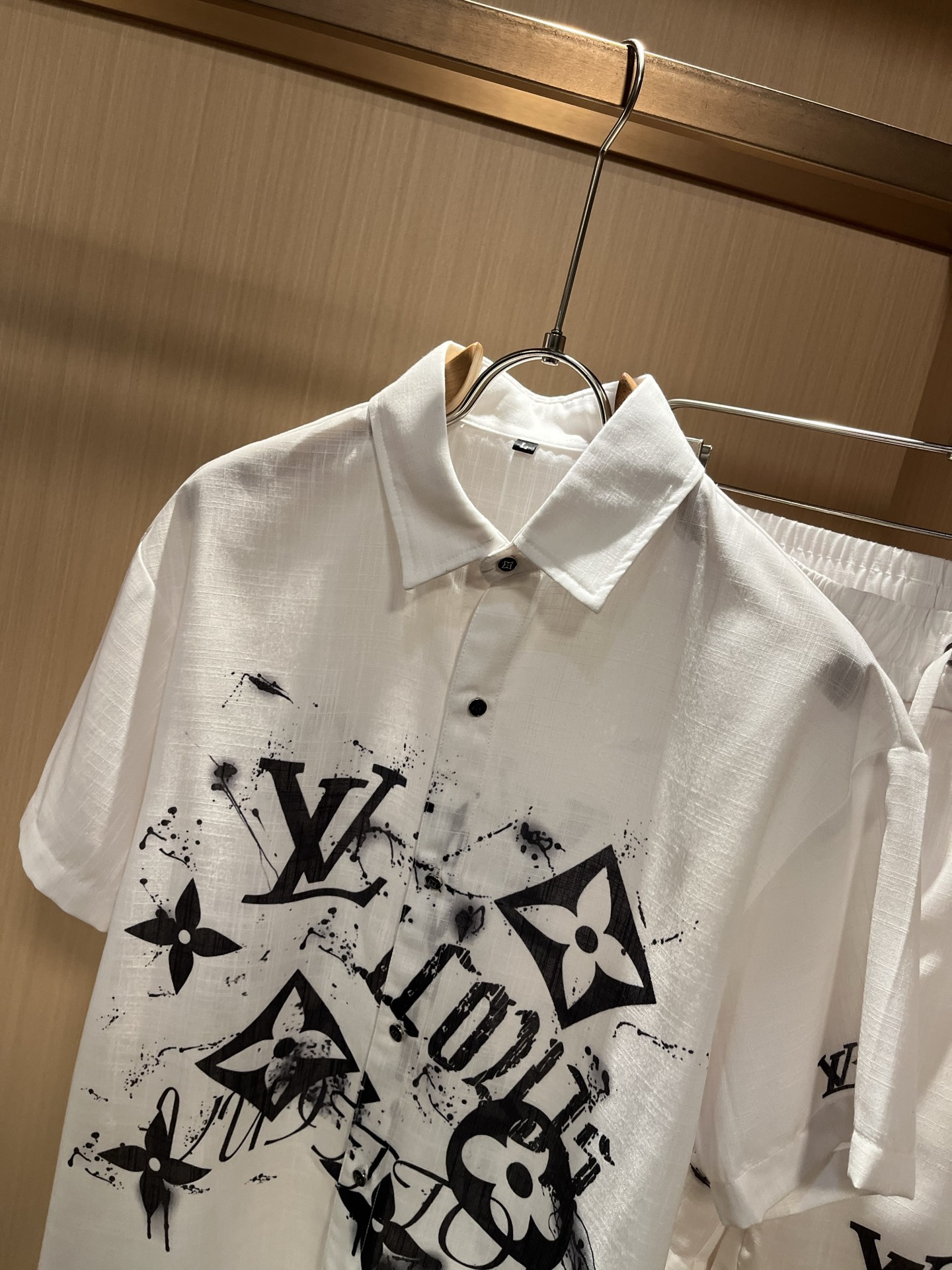 LouisVuitt*路易*登 2026春夏全新系列棉麻套装上线，非常时髦前卫的一款男女同款休闲套装，标