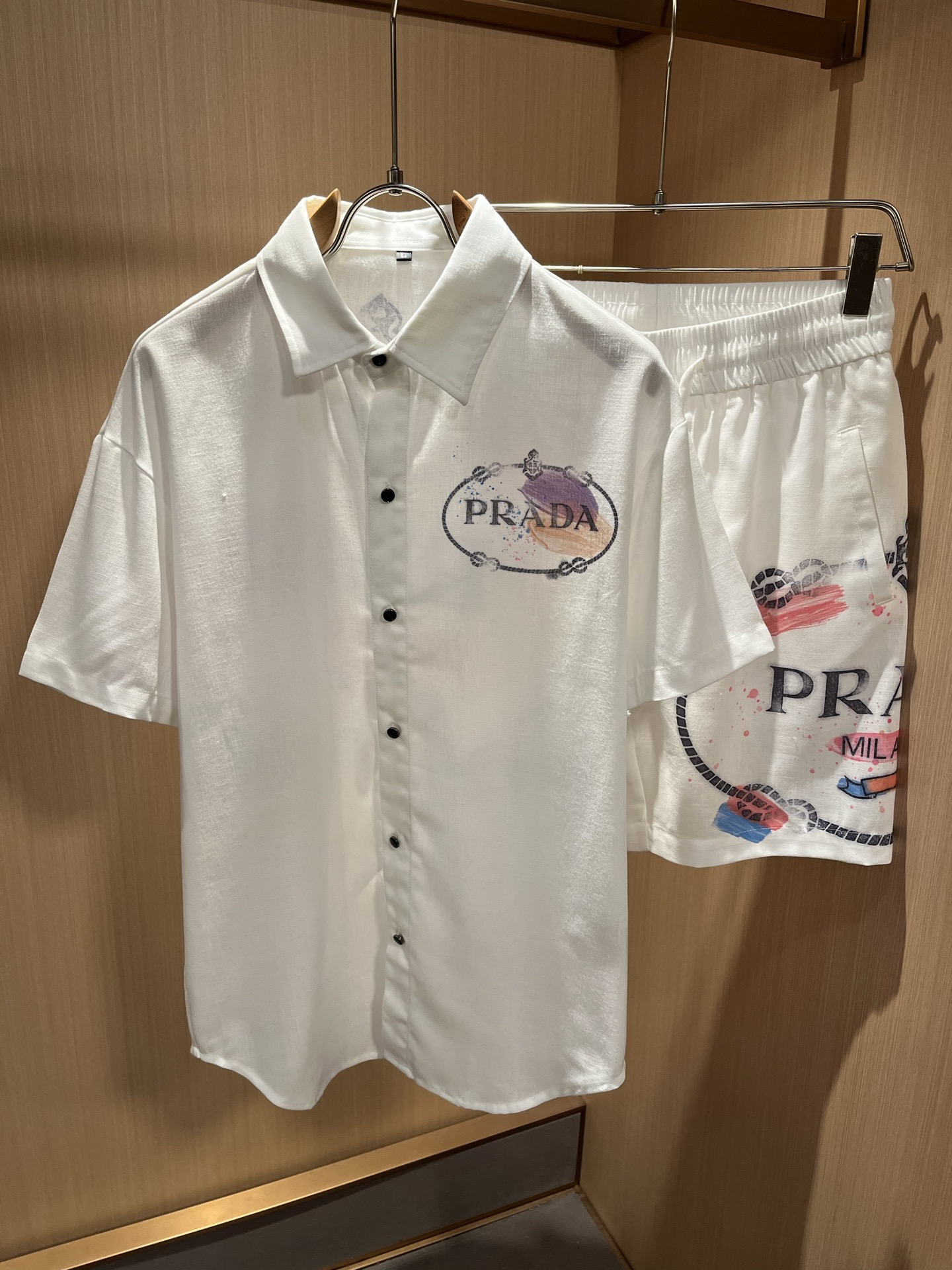 NO:836906,PRAD*A 2026 spring and summer new casual cotton and linen suits, the latest model is exclusively available on the entire network!  !  ~It is both classic and fashionable, who doesn’t love it? It shows the classic again, it is very eye-catching, and it has a low-luxury aura and recognition!  Pr*da's traditional brand concept and modern advanced technology are perfectly combined. Coupled with an extremely modern and simple design, Pr*da's exclusive logo printing design!  Customized 100% imported high-quality cotton and linen fabrics!  The texture of this model is quite impressive. You can tell the specifications and grades at your fingertips. The level of finesse and breathability are top-notch!  Size M-4XL,,prada,19860909PRAD*A普*达 2026春夏新款休闲棉麻套装,最新款全网独家首上！！~既经典有时尚百搭,谁不爱啊,将经典再次展现,非常的耐看,自带低奢光环与辨识度！Pr*da传统的品牌理念和现代化的先进技术进行了完美结合.加上极其现代摩登风范的简约设计,p家专属logo印花设计！定制百分百进口优质棉麻的面料！此款的质感相当感人 触手便知规格档次 细腻程度与透气效果堪称顶级！尺码M-4XL,,prada,,Men's clothing