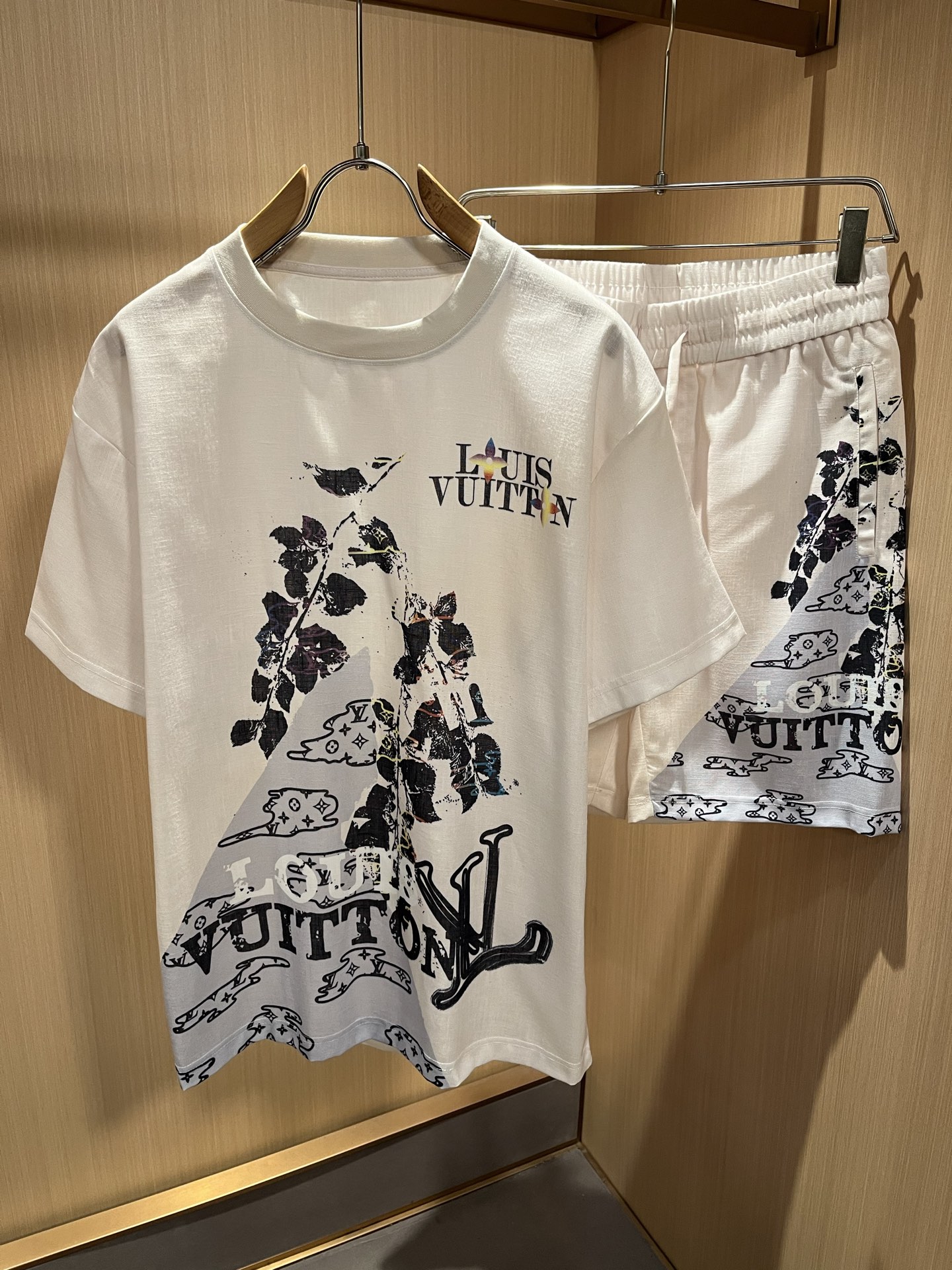 LouisVuitt*路易*登 2026春夏全新系列棉麻套装上线，非常时髦前卫的一款男女同款休闲套装，标