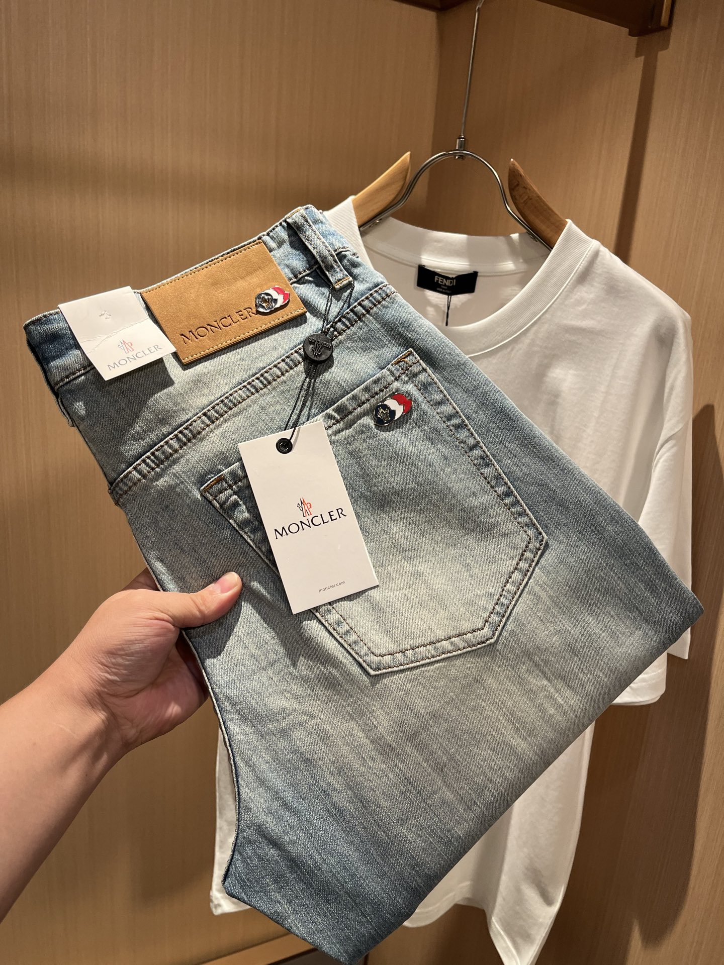 NO:835527,MONC's 2026 spring and summer new jeans are available through trading company channels and are available simultaneously on the official website!  M rare channel orders for high-end products, quality control, close your eyes and take it away without regrets!  Customized original logo badge design!  These denim trousers are made of pure cotton imported from customers!  The top-grade denim fabrics are carefully crafted, and the combination of ingredients is very basic but super perfect. The twill texture on the surface is clear and natural, and the hand feels solid and tough. You will definitely be convinced when you get it, and it can withstand random counter inspections!  The pattern is also very good. It is a super slim pattern. If you come across it, just pick it up quickly. It will save you a lot of effort in matching!  Size 29-40,,jeans,19860909MONC蒙*口2026春夏新款牛仔裤,贸易公司渠道稀出,同步官网发售！M稀缺渠道订单臻品,品质控闭眼收走的不后悔款！定制原版logo徽章设计！本款牛仔长裤选用客供进口纯棉面料！顶级牛仔面料精心制作,成份组合很基础却又是超完美,表面斜纹肌里感清晰自然,手感瓷实有韧性,实物到手绝对让你为之诚服,经得起随意柜台支验！版型方面也非常出色,属于超显瘦的版型,能碰到的就赶紧收下,会让你在搭配方面省下不少力！尺码29-40,,jeans,,Men's clothing