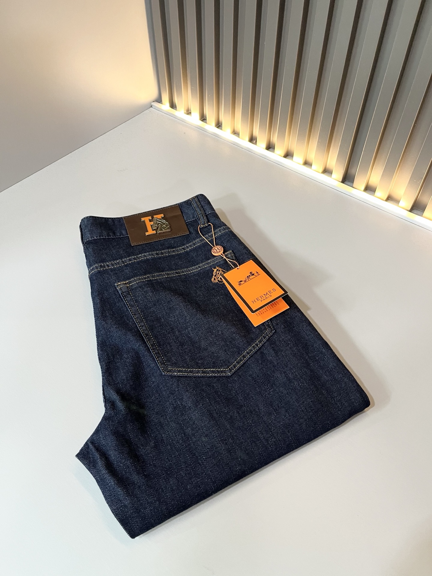 NO:834019,HERM*S 2026 spring and summer men's high-end denim washed small straight jeans overseas trading company channel order!  Slim fit straight leg jeans for men!  On sale at Shanghai Henglong store!  High-end, simple, very sophisticated in terms of craftsmanship and materials, the pursuit of quality is very rigorous and demanding, and every detail is used to prove its brand image!  The typical essence of the H family, a very representative logo waistband design!  The brand image of the H family is perfectly explained. The signature leather tag is also quite stunning. The brand LOGO is constructed. The fabric is perfectly transformed and sublimated. The heavy-duty environmentally friendly plant enzyme washing process has a unique retro style in the texture. It is quite brilliant. It is recognized as a universal and versatile color number that can withstand the test of any season!  Well cut, clean, crisp and neat!  Size 29-40,,hermes,jeans,19860909HERM*S爱*仕 2026春夏男士高端丹宁水洗小直筒牛仔裤 海外贸易公司渠道订单 ！男士修身直筒牛仔裤！上海恒隆店在售！高级、简约,工艺和用料方面都颇为考究,对于品质的追求非常严谨和苛刻,用每一个细节来力证自身品牌形象！H家的典型精髓,极具代表性标志logo腰牌设计！将H家的品牌形象完美阐释出来,招牌式的皮牌亦颇为惊艳,构建出品牌LOGO,面料得到完美蜕变和升华,重磅环保植物酵素水洗工艺,肌理有着独特的复古风格,相当出彩,公认的万能百搭色号,经得住任何季节的考验配色！剪裁精良,干净清爽且利落！尺码29-40,,hermes,jeans,,Men's clothing