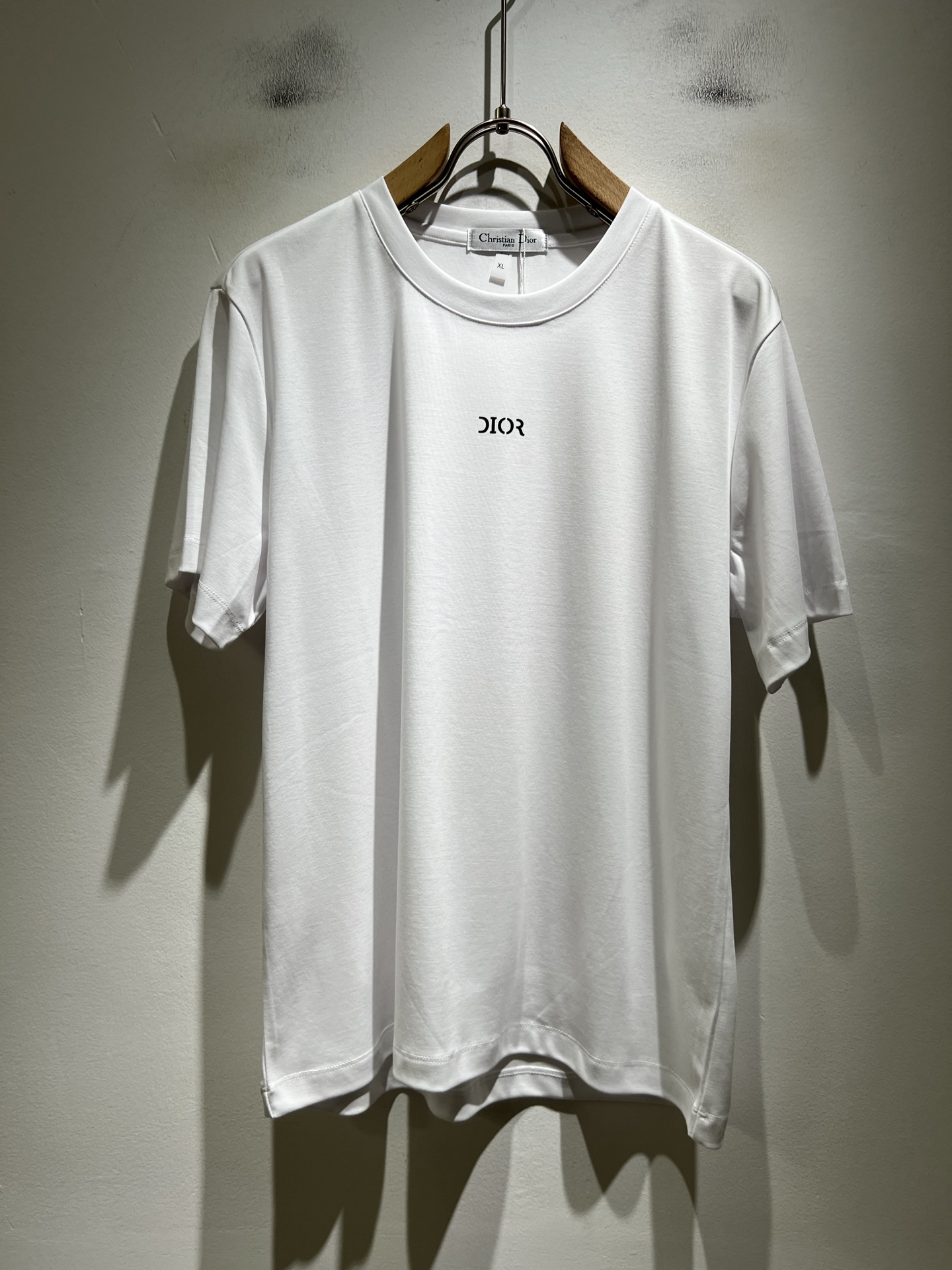 NO:832537,Dio*Dijia's new 2026 spring and summer short-sleeved T-shirts for men and women are on sale simultaneously at counters!  Customized exclusive mercerized cotton fabric, customized original craft thread, and chest logo pattern laminated craft design!  Simple and elegant, easy to match and versatile, extremely high-grade, perfectly integrated into fashion and style, it is a top-notch fashionable style that is perfect for outer wear!  The whole thing gives people a natural feeling!  The ultimate classic versatile short-sleeved T-shirt, designed with the latest three-dimensional letter logo printing elements!  The ultimate heavy work, the ultimate perfection!  Fans who pursue high quality should rush to buy it by themselves, and we sincerely invite all fans who know the goods to appreciate this model together!  !  Color Black White Size S-4XL,,dior,dior,T-shirt,tees,t-shirt,19860909Dio*迪家 2026春夏新款男女同款短袖T恤,专柜同步发售！定制专属丝光棉面料,定制原版工艺螺纹,胸前logo图案压胶工艺设计！简约大方,从容百搭,档次极高,完美融入时尚还有风情感一款完美符合外穿的顶尖时髦气质款！整体给人浑然天成的感觉！极致经典的百搭型短袖T恤,采用最新的立体字母logo印花元素设计！极致的重工极致的完美！追求高品质的粉丝们请自行抢购,诚邀所有识货的粉丝一同鉴赏此款！！颜色黑色 白色 尺码S-4XL,,dior,dior,T-shirt,tees，t-shirt,,Men's clothing