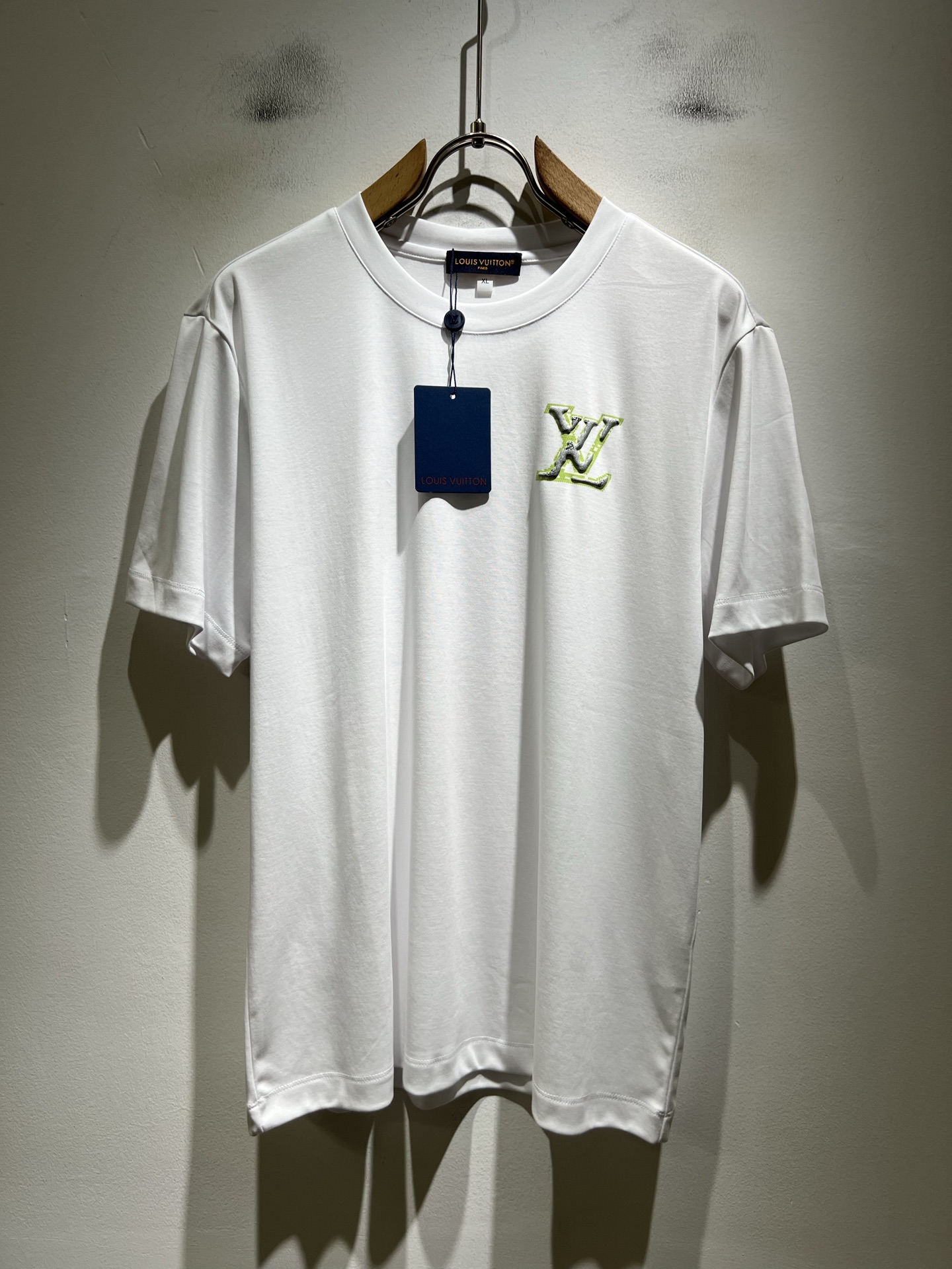 NO:832576,LouisVuitt* Louis*den's new 2026 spring and summer series of items are online. It is a very fashionable and avant-garde short-sleeved T-shirt for men and women, decorated with logo and pattern laminated printing!  It is different from the past and declares the design concept of brand inheritance!  Its eye-catching appeal is no less than any classic style, perfectly presenting the sense of fashion, high-end and luxury to the world!  Made of imported mercerized cotton material, selected high-quality pure cotton fabric, soft and skin-friendly and delicate to the touch. The actual product will definitely exceed your imagination. It is extremely comfortable and breathable, even if you sweat profusely, you will not feel greasy or stuffy at all. It maximizes perspiration and moisture absorption!  Size S-4XL,,louis vuitton,louis vuitton,T-shirt,tees,t-shirt,19860909LouisVuitt*路易*登 2026春夏全新系列单品上线,非常时髦前卫的一款男女同款短袖T恤,标识logo图案压胶印花修饰！区别于以往的不同,宣示品牌传承的设计理念！其吸睛度完全不亚于任何经典款式,将时髦高级感与奢华感完美呈现在世人眼前！客供进口丝光棉材质制成,精选优质纯棉面料,触感软糯亲肤细腻,实物到手绝对超乎你的想象,贴身无比舒适透气,即便是汗流浃背也不会有腻身及闷热感可言,将排汗吸湿性发挥到了极致！尺码S-4XL,,louis vuitton,louis vuitton,T-shirt,tees，t-shirt,,Men's clothing