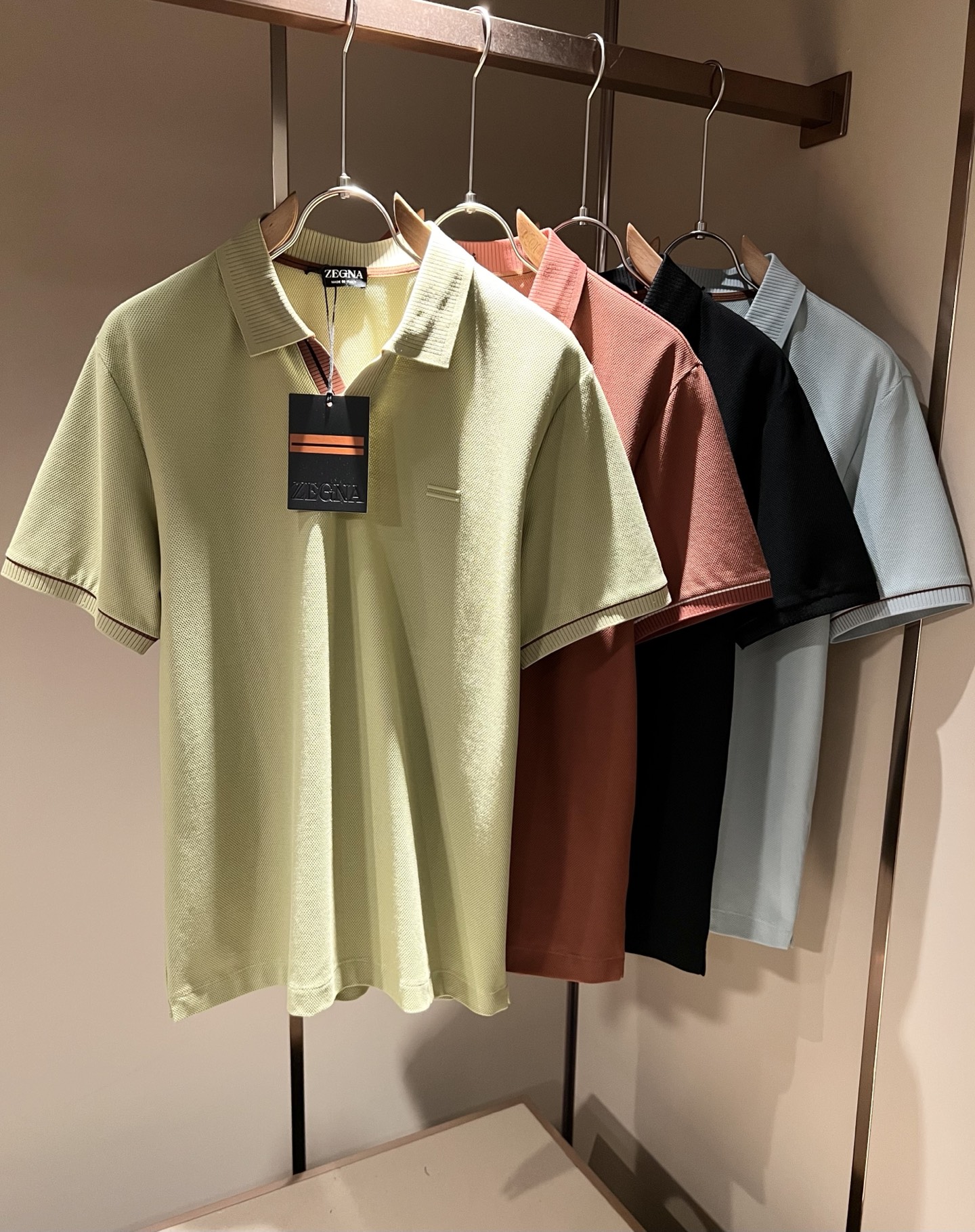 NO:832568,Ermenegildo Zeg*a 2026 spring and summer new men's short-sleeved Polo shirt, order from foreign trade company!  It is one of Zegna’s classic proprietary fabrics!  Customized original pique cotton fabric!  Logo pattern laminated design on the chest!  The texture is warm, soft and delicate to the touch, but the shape is straight and stylish!  Details, extreme luxury...perfect interpretation of high-quality appearance. Sizes M-3XL,,zegna,T-shirt,19860909Ermenegildo Zeg*a杰*亚 2026春夏新品男士短袖Polo衫,外贸公司订单！是杰尼亚经典的专有织物之一！ 定制原版珠地棉面料！胸前logo图案压胶设计！质地保暖,触感又柔软细腻、但型态又笔挺有型！ 细节、奢华极致… 完美演绎高品质品相.尺码M-3XL,,zegna,T-shirt,,Men's clothing