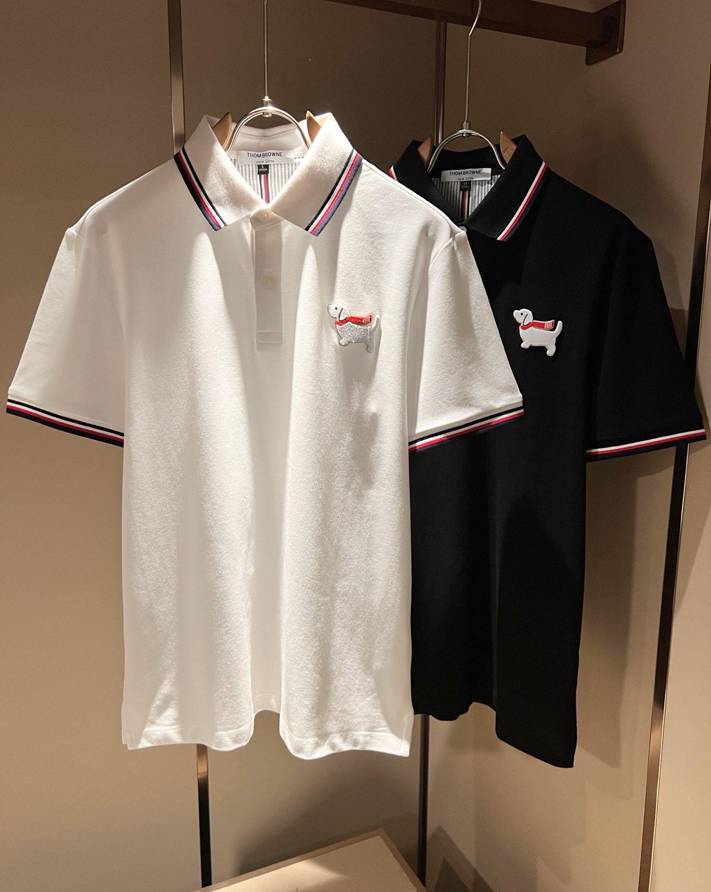 NO:832526,ThomBrow*e Thom* Lang ~ 2026 spring and summer new short-sleeved Polo shirt, available on the official website at the same time, unique design charm, very high-end, simple but not simple, a new model of ready-to-wear!  The fabric is made of unique piqué cotton fabric, which feels smooth and soft, has texture, and has a strong vertical feel. The upper body is smooth and not tight, and it can resist the stuffy feeling caused by direct ultraviolet rays. The logo pattern is designed with flocking pattern!  The style is harmonious and unified, with the ultimate level of craftsmanship. The side has a very unique tailoring design style, which is very tasteful, exquisite and delicate, easy to wear and comfortable, showing sports vitality and exquisite details. The classic and perfect version design shows fashionable vitality in daily leisure life. It enhances men's charming style and becomes a high-end model. Size M-3XL,, T-shirt,19860909ThomBrow*e汤姆*朗 ~2026春夏新款短袖Polo衫,官网同步有售,独特设计魅力,非常高端,简约不简单,成衣新典范！面料精选独特珠地棉面料,手感光滑柔软,有质感,有很强的垂直感,上身爽滑不紧绷,紫外线直射造成的闷热感,标识图案logo植绒图案设计！风格和谐统一,极致工艺水平.侧面非常独特裁剪设计风格,非常有味道,精致细腻,好穿舒适,展现运动活力,细节考究.经典完美版型设计,日常休闲生活中展现时尚活力.提升男士魅力格调,成就高端典范.尺码M-3XL,,T-shirt,,Men's clothing