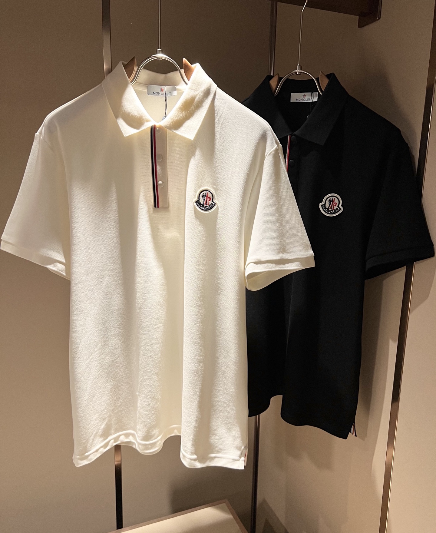 NO:834044,MON Meng**kou 2026 spring and summer new men's original men's short-sleeved POLO shirts, products from trading companies, are on sale simultaneously on the official website!  This type of basic item must appear every season. It is supplied with imported pique mesh cotton, which has both comfort and breathability. The overall visual value is perfect, and the logo badge on the chest is decorated!  A highly wearable item!  Standard cut, comfortable stretch, unrestricted movement!  The design of the lapels not only meets the needs of simple style, but also has strong practicality and high-end atmosphere!  Universal and versatile style. Sizes M-3XL, T-shirt,19860909MON蒙**口2026春夏新款男士原单男士短袖POLO衫,贸易公司货,官网同步发售！此类型的基础单品是每季必出现的,客供进口珠地网眼棉,舒适性与透气性兼备,整体视觉值满分,胸前标志logo徽章修饰！穿搭率极高的单品！版型剪裁标准,伸展舒适,运动无拘束！翻领的设计在满足简约的风格上的需求同时,实穿性强,高端大气上档次！ 万能百搭款.尺码M-3XL,,T-shirt,,Men's clothing