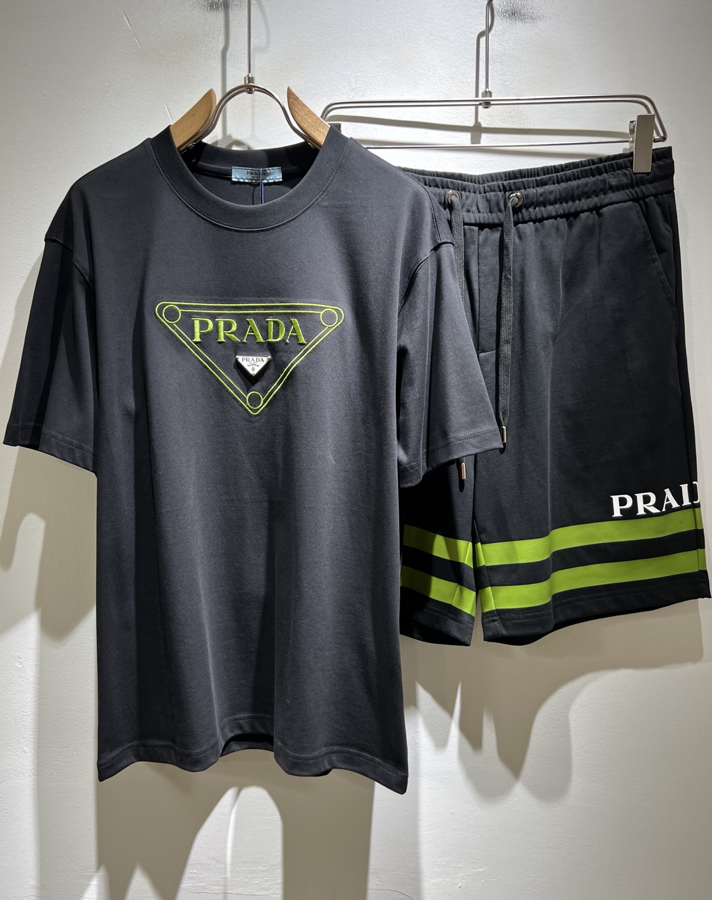 NO:832532,PRAD*A 2026 spring and summer new casual suit, the latest model is exclusively available on the entire network!  !  ~It is both classic and fashionable, who doesn’t love it? It shows the classic again, it is very eye-catching, and it has a low-luxury aura and recognition!  Pr*da's traditional brand concept and modern advanced technology are perfectly combined. Coupled with an extremely modern and simple design, Pr*da's exclusive logo embroidery design!  Customized fabrics made of 100% imported pure cotton!  The texture of this model is quite impressive. You can tell the specifications and grades at your fingertips. The level of finesse and breathability are top-notch!  Size M-3XL,,prada,19860909PRAD*A普*达 2026春夏新款休闲套装,最新款全网独家首上！！~既经典有时尚百搭,谁不爱啊,将经典再次展现,非常的耐看,自带低奢光环与辨识度！Pr*da传统的品牌理念和现代化的先进技术进行了完美结合.加上极其现代摩登风范的简约设计,p家专属logo刺绣设计！定制百分百进口纯棉的面料！此款的质感相当感人 触手便知规格档次 细腻程度与透气效果堪称顶级！尺码M-3XL,,prada,,Men's clothing