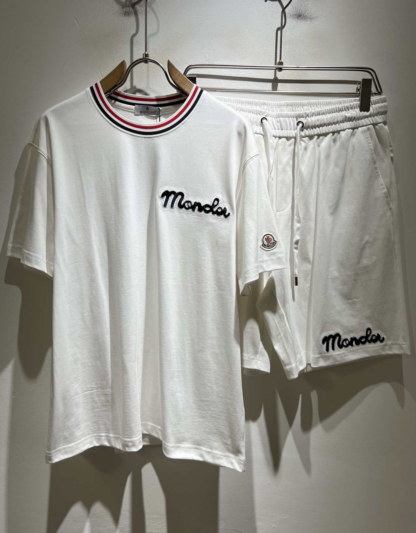 NO:832547,Moncler Mengjia's latest 2026 spring and summer trade order casual suits for men and women, all in good condition!  !  Internet celebrity model!  Designed with logo embroidery!  The upper body is comfortable and breathable, not stiff, and the overall body has a rich three-dimensional feel. It is a quality export order and is customized with exclusive pure cotton fabric tailoring to meet the simple needs of commuters. The upper body effect is very good, slimming, and not picky about the figure. The fabric workmanship... is impeccable. Only good craftsmanship and good fabrics can make you wear a good taste. It is a must-have item for everyone!  Size M-3XL,,19860909Moncler蒙家 2026春夏最新男女同款贸易订单休闲套装,全品相！！网红款！采用logo图案刺绣设计！上身舒适透气,不僵硬,整体有着丰富的立体感,品质出口订单,定制专属纯棉面料剪裁,满足通勤人们对于着装的简约需求,上身效果很好,显瘦,不挑剔身材.面料做工....无可挑剔,好工艺好面料才能穿出好品味一款,人手必备单品！尺码M-3XL,,,Men's clothing