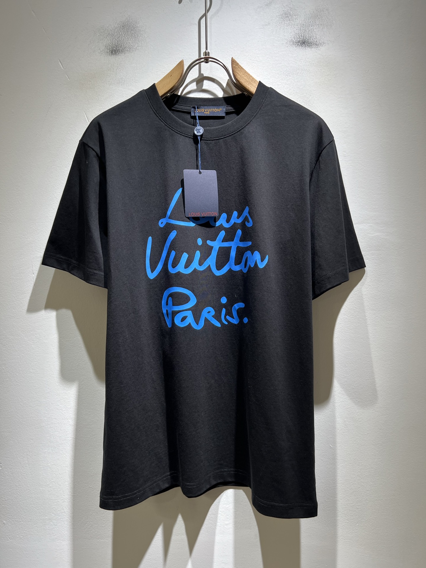 NO:832541,LouisVuitt* Louis*den's 2026 spring and summer new series of items are online. It is a very fashionable and avant-garde short-sleeved T-shirt for men and women, with logo pattern laminated and decorated!  It is different from the past and declares the design concept that the brand has inherited for many years!  Its eye-catching appeal is no less than any classic style, perfectly presenting the sense of fashion, high-end and luxury to the world!  It is made of imported 100% cotton material supplied by customers. It is a selection of high-quality pure cotton fabrics. It feels soft, waxy and delicate to the skin. The actual product will definitely exceed your imagination. It is extremely comfortable and breathable. Even if you sweat profusely, you will not feel greasy or stuffy. It maximizes sweat wicking and moisture absorption!  Size S-2XL,,louis vuitton,louis vuitton,T-shirt,tees,t-shirt,19860909LouisVuitt*路易*登 2026春夏全新系列单品上线,非常时髦前卫的一款男女同款短袖T恤,标识logo图案压胶修饰！区别于以往的不同,宣示品牌传承多年的设计理念！其吸睛度完全不亚于任何经典款式,将时髦高级感与奢华感完美呈现在世人眼前！客供进口全棉材质制成,精选优质纯棉面料,触感软糯亲肤细腻,实物到手绝对超乎你的想象,贴身无比舒适透气,即便是汗流浃背也不会有腻身及闷热感可言,将排汗吸湿性发挥到了极致！尺码S-2XL,,louis vuitton,louis vuitton,T-shirt,tees，t-shirt,,Men's clothing