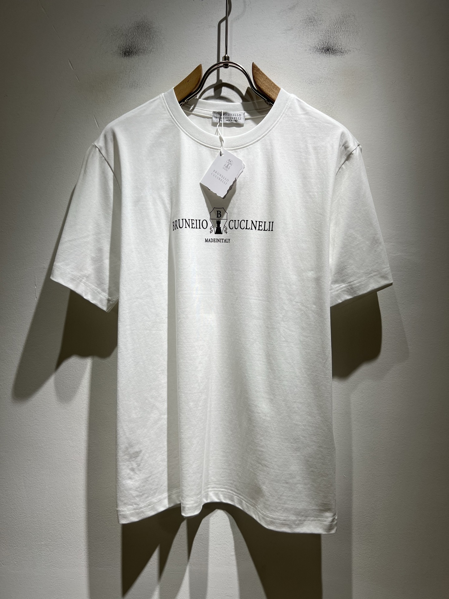 NO:832558,BC-Brunello Cucineli 2026 new spring and summer men's short-sleeved T-shirt, a fashionable and versatile item that many celebrities love to wear!  The LOGO print on the chest is super nice. Friends who like classic simplicity must not miss this one!  The calm and elegant brand style has always been favored by the upper class! It is also the best choice for fashion items!  The upper body is so handsome, highly recommended!  !  !  The biggest attraction of this short-sleeved shirt is not only its own brand added value, but also the fact that this short-sleeved shirt is very cost-effective in terms of color matching and material!  Customized original exclusive fabric material design!  Eco-friendly washing, customized fabrics, and pre-shrinking treatment ensure a crisp fit. The combed cotton fabric feels super soft and smooth and absorbs sweat!  It does not deform after washing, feels comfortable and smooth, soft and comfortable on the upper body, classic fashion design, streamlined but not complicated, very attractive!  Size S-2XL,, brunello cucinelli, T-shirt, tees, t-shirt,19860909BC-Brunello Cucineli 2026春夏新款男士短袖T恤,众多明星都爱穿的时尚百搭单品！胸前LOGO印花超级好看,喜欢经典简约的朋友,一定不能错过了这款！沉稳大气的品牌风格一直以来备受上层人士的青睐!也是时尚单品的不二之选！ 上身帅到爆了,强烈推荐！！！这件短袖最大的吸引力除了他本身的品牌附加值,更加肯定的是这款短袖无论在颜色搭配还是材质上都有很高的性价比！ 定制原版专属面料材质设计！环保水洗,定制面料,预缩处理,确保版型的挺括,精梳棉面料手感超柔顺滑又吸汗！洗水不变形,手感舒适顺滑,上身柔和舒适,经典的时尚设计,精简不繁,很是耐看！码数S-2XL,,brunello cucinelli,T-shirt,tees，t-shirt,,Men's clothing