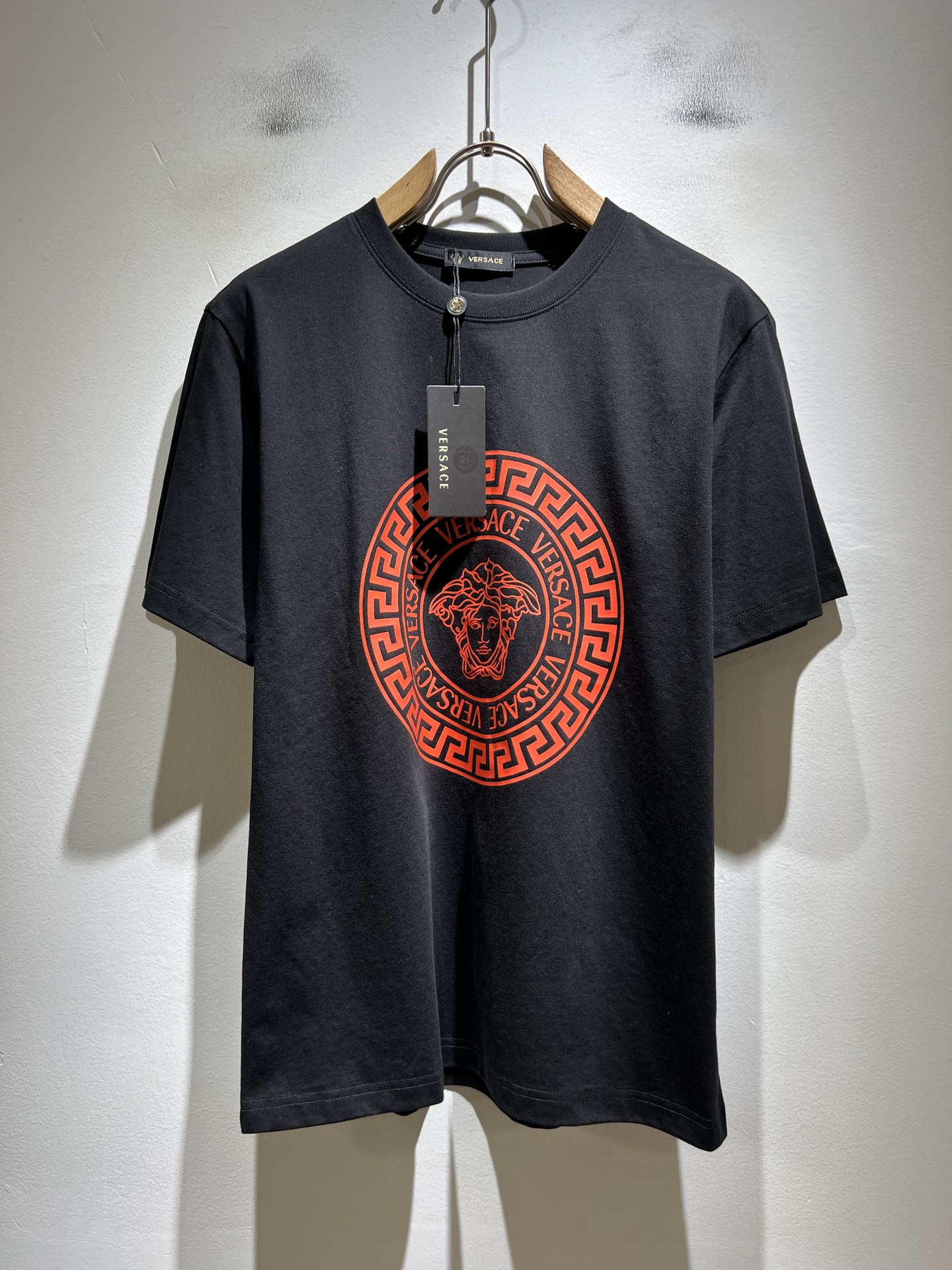 NO:832527,VERS*CE/Fan*zhe 2026 spring and summer new product original short-sleeved T-shirt, VERS*CE/Fan*zhe trading company channel product recommended short-sleeved T-shirt, the letter logo printed image decoration on the chest is extremely exquisite and highlights the gradient effect!  Made with heavy embroidery craftsmanship, it has a strong three-dimensional effect. It can only be produced with advanced German equipment, highlighting the incomparable visual luxury. The craftsmanship is extremely high and the craftsmanship is very important!  Imported pure cotton fabric, excellent skin-friendliness, perfect details, impeccable, excellent upper body effect, very eye-catching, undoubted return rate, a great item to improve the vision in the wardrobe, whether it is worn inside or alone, it is very handsome. Size S-2XL, versace, T-shirt, tees, t-shirt,19860909VERS*CE/范*哲 2026春夏新品原单短袖T恤,VERS*CE/范*哲 贸易公司渠道 产品 值的推荐短袖T恤 ,胸前字母logo印花图像装饰极为精致凸显渐变效果！重磅刺绣工艺打造,立体感极强,唯有德国先进设备方能制作,凸显了视觉无敌的震撼奢华,工艺水准极高,非常重工匠心！客供进口纯棉面料,亲肤性绝佳,细节极致完美,无可挑剔,上身效果非常出色,非常招眼吸睛,回头率毋庸置疑,衣橱里改良视觉的绝佳单品,无论内搭还是单穿都爆帅十足.尺码S-2XL,,versace,T-shirt,tees，t-shirt,,Men's clothing