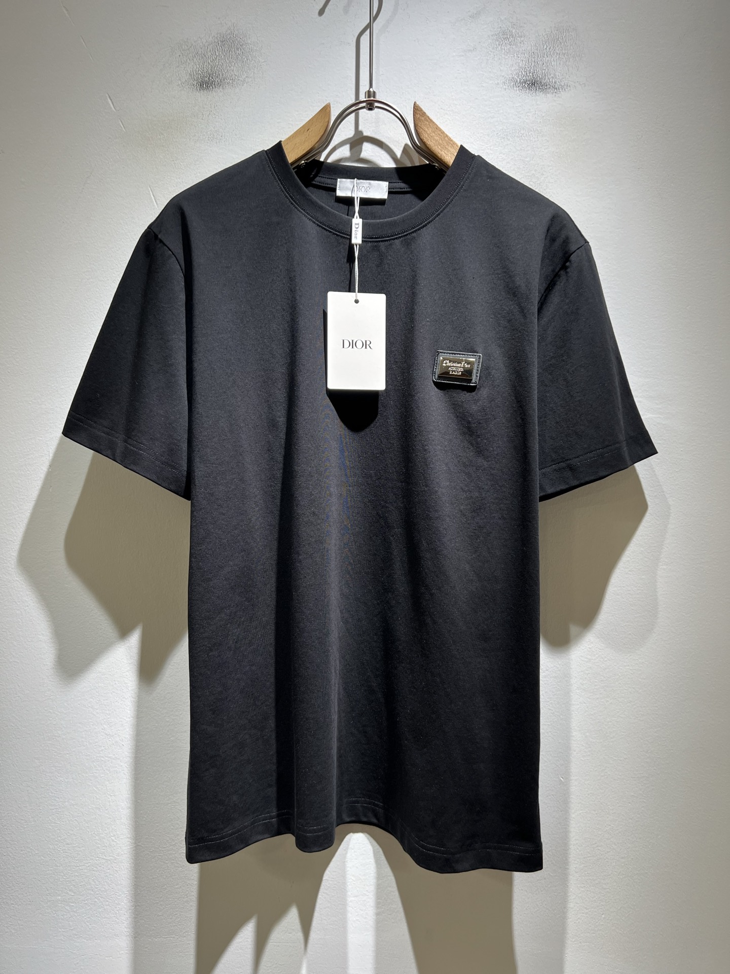 NO:835550,Dio*Dijia's new 2026 spring and summer short-sleeved T-shirts for men and women are on sale simultaneously at counters!  Customized exclusive pure cotton fabric, customized original craft thread, and craft design of logo pattern badge on the chest!  Simple and elegant, easy to match and versatile, extremely high-grade, perfectly integrated into fashion and style, it is a top-notch fashionable style that is perfect for outer wear!  The whole thing gives people a natural feeling!  The ultimate classic versatile short-sleeved T-shirt, designed with the latest three-dimensional letter logo badge elements!  The ultimate heavy work, the ultimate perfection!  Fans who pursue high quality should rush to buy it by themselves, and we sincerely invite all fans who know the goods to appreciate this model together!  !  Color Black White Size S-2XL,,dior,dior,T-shirt,tees,t-shirt,19860909Dio*迪家 2026春夏新款男女同款短袖T恤,专柜同步发售！定制专属纯棉棉面料,定制原版工艺螺纹,胸前logo图案徽章工艺设计！简约大方,从容百搭,档次极高,完美融入时尚还有风情感一款完美符合外穿的顶尖时髦气质款！整体给人浑然天成的感觉！极致经典的百搭型短袖T恤,采用最新的立体字母logo徽章元素设计！极致的重工极致的完美！追求高品质的粉丝们请自行抢购,诚邀所有识货的粉丝一同鉴赏此款！！颜色黑色 白色 尺码S-2XL,,dior,dior,T-shirt,tees，t-shirt,,Men's clothing