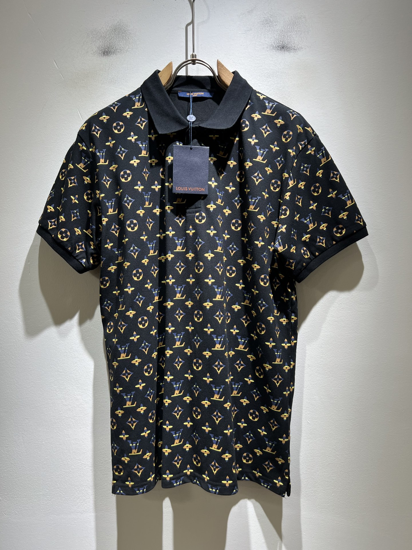 NO:832548,LouisVuitt* Louis*den 2026 spring and summer new product latest technology short-sleeved Polo shirt, panoramic logo pattern printing design!  Representing the brand image, simple and comfortable styles, high-end customized pique cotton fabrics, and solid color series are very popular among everyone. The simple styles are more diversified to wear. The seemingly simple styles are actually more time-consuming in terms of fabrics and craftsmanship to cut fashionable styles. Simple plain-color small-point collar men's short-sleeved polo, a shirt that every man should buy!  Size M-3XL,,louis vuitton,louis vuitton,shirts,T-shirt,19860909LouisVuitt*路易*登 2026春夏新品最新工艺短袖Polo衫,全景logo图案印花设计！代表品牌形象 简洁舒适的款式,高端定制珠地棉面料 纯色系列更是大家非常喜爱款,简约的款式穿搭起来更加的多样化.看似简单的款式,其实在面料以及工艺制作上更费时裁剪时尚版型,简约式素色小尖领男士短袖polo、每一个男士都应该入手的衬衫！尺码M-3XL,,louis vuitton,louis vuitton,shirts,T-shirt,,Men's clothing