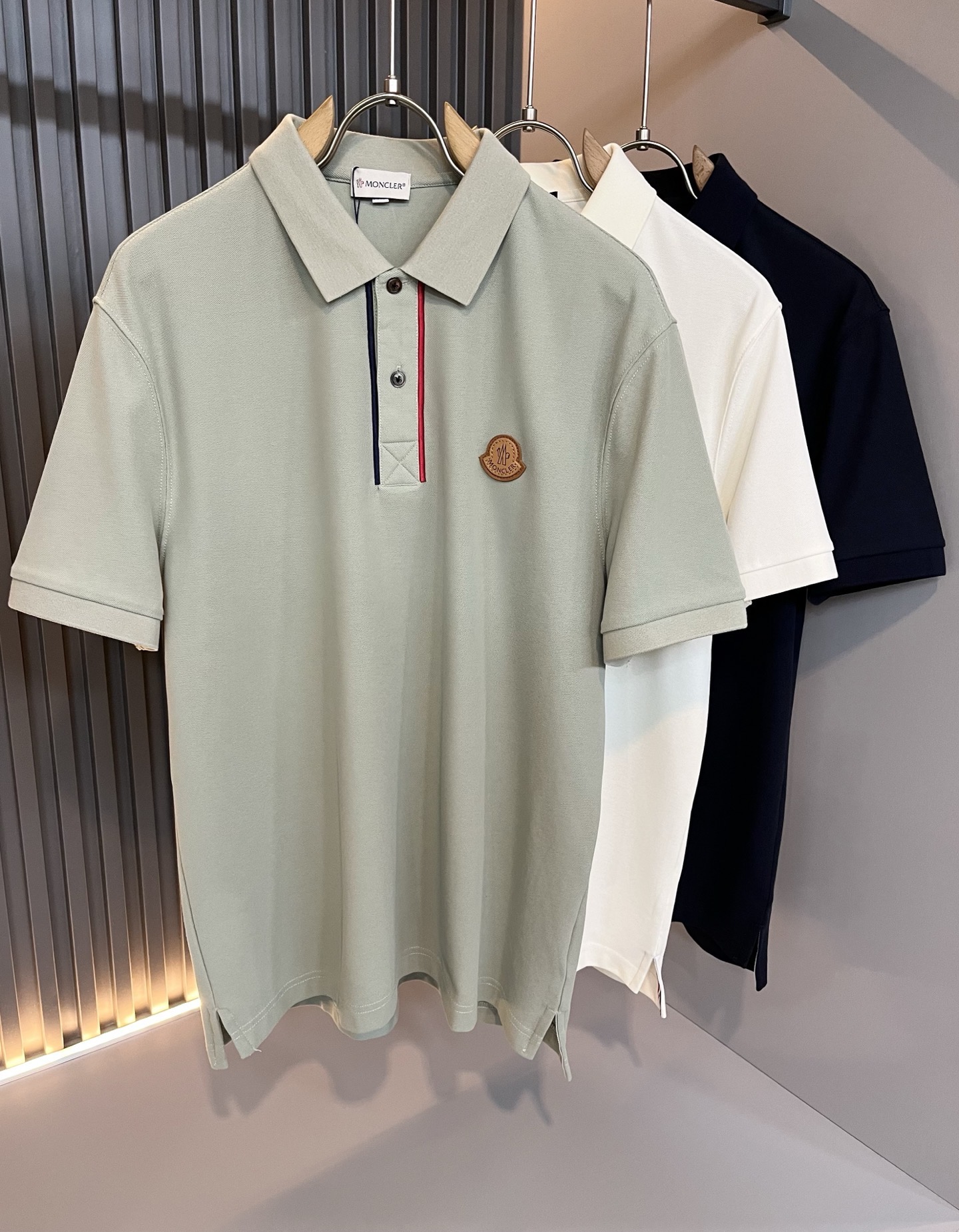NO:834035,MON Meng**kou 2026 spring and summer new men's original men's short-sleeved POLO shirts, products from trading companies, are on sale simultaneously on the official website!  This type of basic item must appear every season. It is supplied with imported pique mesh cotton, which has both comfort and breathability. The overall visual value is perfect, and the logo embroidered badge on the chest is decorated!  A highly wearable item!  Standard cut, comfortable stretch, unrestricted movement!  The design of the lapels not only meets the needs of simple style, but also has strong practicality and high-end atmosphere!  Universal and versatile style. Sizes M-4XL, T-shirt,19860909MON蒙**口2026春夏新款男士原单男士短袖POLO衫,贸易公司货,官网同步发售！此类型的基础单品是每季必出现的,客供进口珠地网眼棉,舒适性与透气性兼备,整体视觉值满分,胸前标志logo刺绣徽章修饰！穿搭率极高的单品！版型剪裁标准,伸展舒适,运动无拘束！翻领的设计在满足简约的风格上的需求同时,实穿性强,高端大气上档次！ 万能百搭款.尺码M-4XL,,T-shirt,,Men's clothing
