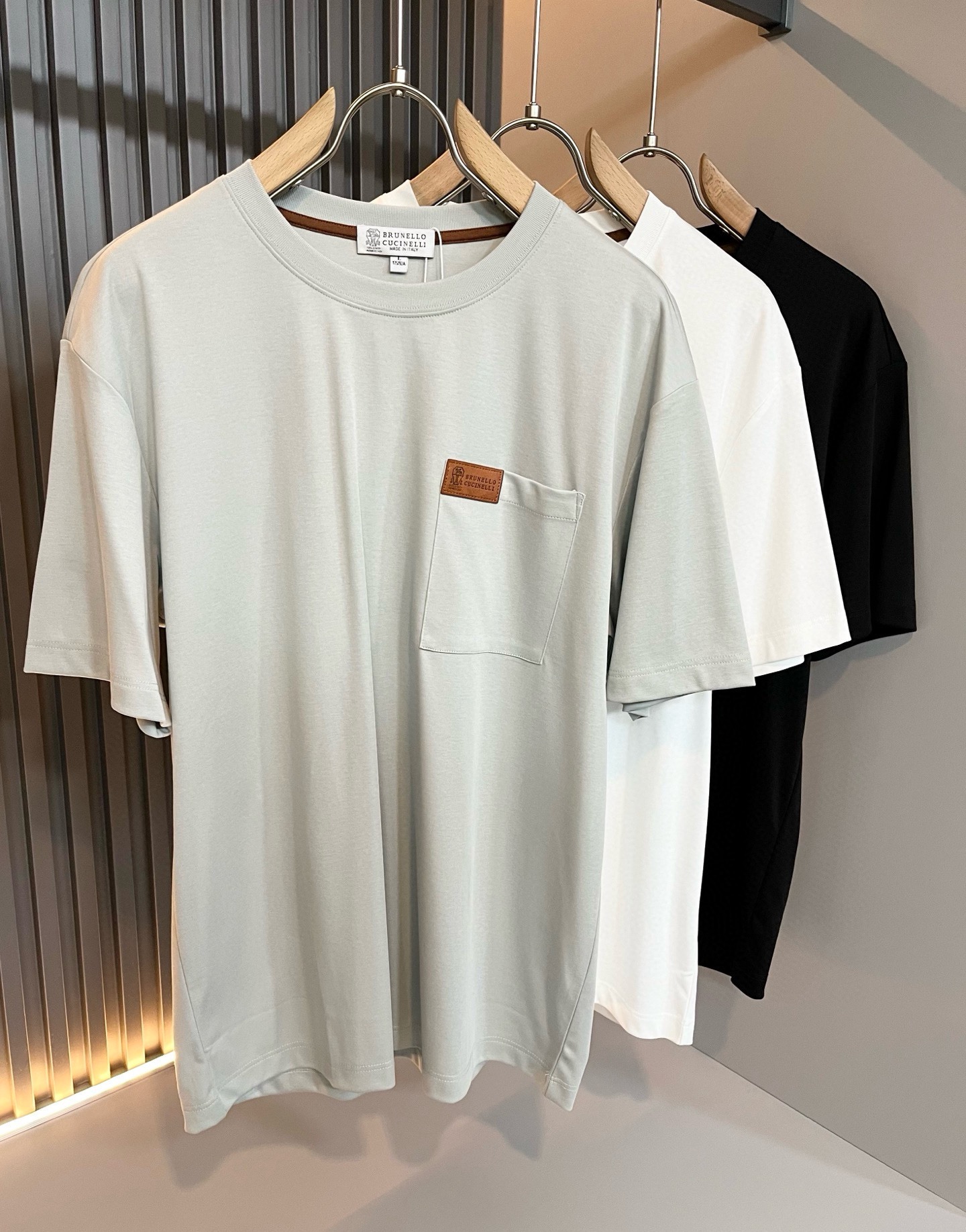 NO:834055,BC-Brunello Cucineli 2026 new spring and summer men's short-sleeved base layer, a fashionable and versatile item that many celebrities love to wear!  The leather with the LOGO on the chest is super nice. Friends who like classic simplicity must not miss this one!  The calm and elegant brand style has always been favored by the upper class! It is also the best choice for fashion items!  The upper body is so handsome, highly recommended!  !  !  The biggest attraction of this short-sleeved shirt is not only its own brand added value, but also the fact that this short-sleeved shirt is very cost-effective in terms of color matching and material!  Customized original exclusive fabric material design!  Eco-friendly washing, customized fabrics, and pre-shrinking treatment ensure a crisp fit. The combed cotton fabric feels super soft and smooth and absorbs sweat!  It does not deform after washing, feels comfortable and smooth, soft and comfortable on the upper body, classic fashion design, streamlined but not complicated, very attractive!  Size M-4XL,, brunello cucinelli, T-shirt,19860909BC-Brunello Cucineli 2026春夏新款男士短袖打底,众多明星都爱穿的时尚百搭单品！胸前LOGO皮革超级好看,喜欢经典简约的朋友,一定不能错过了这款！沉稳大气的品牌风格一直以来备受上层人士的青睐!也是时尚单品的不二之选！ 上身帅到爆了,强烈推荐！！！这件短袖最大的吸引力除了他本身的品牌附加值,更加肯定的是这款短袖无论在颜色搭配还是材质上都有很高的性价比！ 定制原版专属面料材质设计！环保水洗,定制面料,预缩处理,确保版型的挺括,精梳棉面料手感超柔顺滑又吸汗！洗水不变形,手感舒适顺滑,上身柔和舒适,经典的时尚设计,精简不繁,很是耐看！码数M-4XL,,brunello cucinelli,T-shirt,,Men's clothing