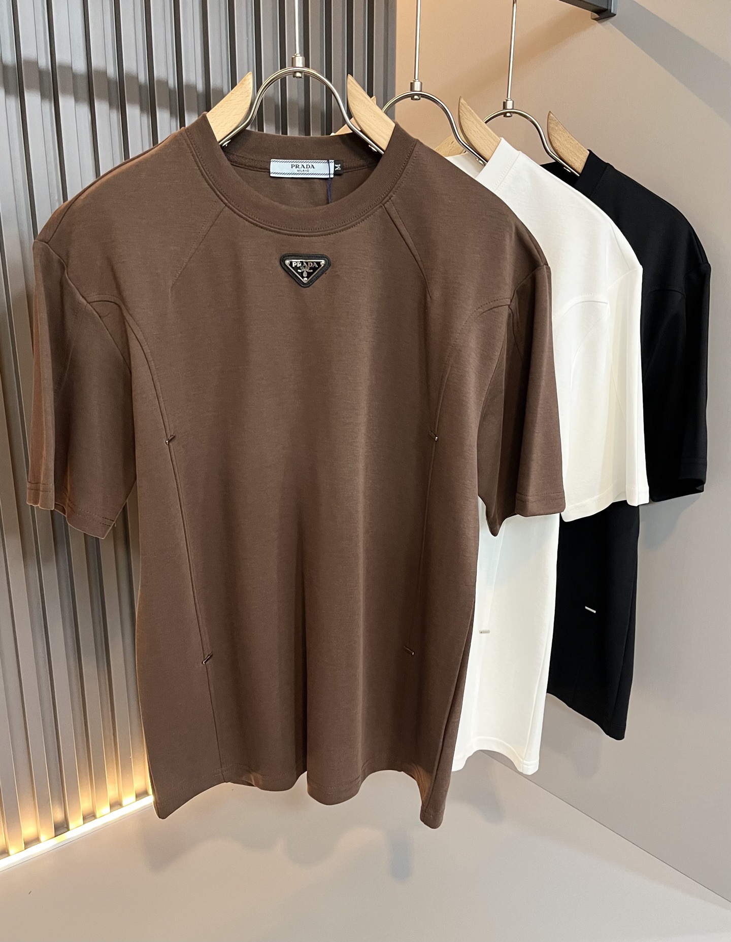 NO:834043,PRAD*A 2026 spring and summer new short-sleeved T-shirt, the latest model is exclusively available on the entire network!  !  ~It is both classic and fashionable, who doesn’t love it? It shows the classic again, it is very eye-catching, and it has a low-luxury aura and recognition!  Pr*da's traditional brand concept and modern advanced technology are perfectly combined. Coupled with an extremely modern and simple design, Pr*da's exclusive logo pattern badge design!  Customized 100% imported pure cotton fabric!  The texture of this model is quite impressive. You can tell the specifications and grades at your fingertips. The level of finesse and breathability are top-notch!  Size M-4XL,,prada,T-shirt,tees,t-shirt,19860909PRAD*A普*达2026春夏新款短袖T恤,最新款全网独家首上！！~既经典有时尚百搭,谁不爱啊,将经典再次展现,非常的耐看,自带低奢光环与辨识度！Pr*da传统的品牌理念和现代化的先进技术进行了完美结合.加上极其现代摩登风范的简约设计,p家专属logo图案徽章设计！定制百分百进口纯棉面料！此款的质感相当感人 触手便知规格档次 细腻程度与透气效果堪称顶级！尺码M-4XL,,prada,T-shirt,tees，t-shirt,,Men's clothing