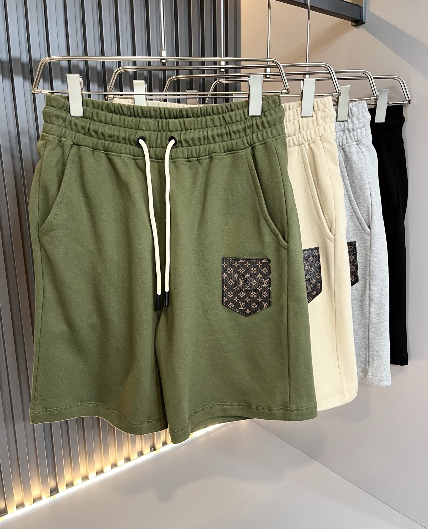 NO:834011,Louis Vuit*on's 2026 spring and summer unisex casual shorts with logo, the new 2026 spring and summer unisex casual shorts are online, another eye-catching masterpiece!  The theme concept of Louis Vuitton, design logo leather pattern decoration!  You can feel its difference as soon as you put it on. The brand style is strong and it can easily turn you into a public highlight!  Just because you are attracted by it at a glance, you will be willing to use materials, handwork, design and other aspects of the production process to achieve the ultimate, 100% imported pure cotton fabrics!  Full of cotton!  The texture of this style is very touching. You can tell the specifications and grades at your fingertips. Its fineness and breathability are top-notch, and it instantly beats all versions in the industry. The versatile style has become popular all over the world as soon as it was released. Hollywood celebrities, celebrities and Internet celebrities have all rushed to buy it. It is recommended for self-made wall cracks. It is a must-have shorts for men and women this summer!  Size M-3XL,,louis vuitton,louis vuitton,shorts,19860909Louis Vuit*on路易*登 2026春夏男女同款logo休闲短裤,2026春夏新款男女同款休闲短裤上线了,又是一件让人眼前一亮的佳作！主题概念的路*威登,设计logo皮革图案修饰！穿上身马上就能感受到它的与众不同,品牌风格浓烈,轻松的能让你变成大众亮点！只因为一眼就被种草,喜欢就要任性用料、手工、 设计等各方面的制作工序都是做到了极致,百分百进口纯棉面料！棉质饱满！此款的质感相当感人 触手便知规格档次 细腻程度与透气效果堪称顶级 秒杀业内一切版本的存在.百搭的气质款,一发布就火爆全球,好莱坞大咖 明星大V网红都纷纷抢先入手,自留墙裂推荐,今年夏天必入的一款短裤男女同款！ 尺码M-3XL,,louis vuitton,louis vuitton,shorts,,Men's clothing
