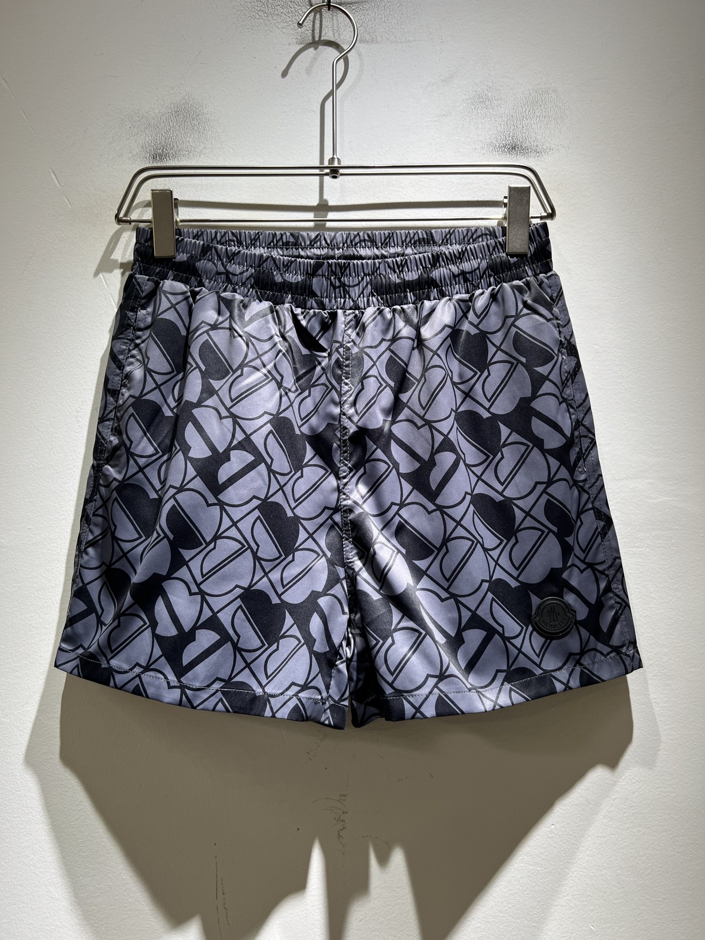 NO:835584,Moncler Mengjia's 2026 spring and summer men's and women's latest trade order casual shorts for couples!  Full condition!  !  Internet celebrity model!  The panorama is designed with logo printing!  The upper body is comfortable and breathable, not stiff, and has a rich three-dimensional feel overall. Quality export order, customized exclusive polyester fiber fabric tailoring, to meet the simple needs of commuters for dressing. The upper body effect is very good, slimming, and not picky about the figure. The fabric workmanship is impeccable, and the original custom-made hardware and accessories design!  Only with good craftsmanship and good fabrics can you wear a good-looking item. It is a must-have item for everyone!  Size M-3XL,,shorts,19860909Moncler蒙家 2026春夏男女同款情侣款最新的贸易订单休闲短裤！全品相！！网红款！全景采用logo印花设计！上身舒适透气,不僵硬,整体有着丰富的立体感,品质出口订单,定制专属聚酯纤维面料剪裁,满足通勤人们对于着装的简约需求,上身效果很好,显瘦,不挑剔身材.面料做工....无可挑剔,定制原版五金辅料设计！好工艺好面料才能穿出好品味一款,人手必备单品！尺码M-3XL,,shorts,,Men's clothing