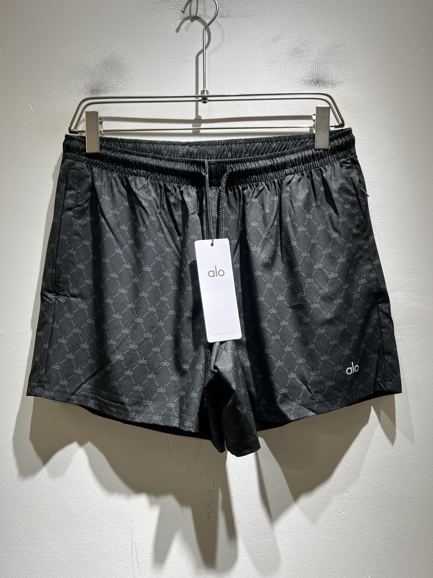NO:835590,Alo 2026 new spring and summer men's casual shorts, a high-end quality choice...a versatile trousers that is both casual and casual. It is also an indispensable matching artifact in men's wardrobe. It is a classic style that is practical to wear!  The design style of the entire pair of casual pants is simple and fashionable, which is very consistent with the low-luxury style setting. It has excellent skin-friendly value, is easy to wear, and has a full sense of details!  Classic logo printing pattern design!  This type of trousers is made of high-quality polyester fiber fabric. The fabric is comfortable, soft and delicate to the touch, has a good vertical feel, looks very textured, and is full of fine and high-end charm. It has first-class and exquisite cutting, smooth and neat routing, and it is a trousers that looks good with any casual style. If you like it, hurry up and get it, good products don’t wait for others!  Sizes S-XL,,shorts,19860909Alo 2026春夏新款男士休闲短裤,高端品质之选……一款休闲裤兼备的百搭裤装,也是男士衣橱里不可缺少的搭配神器,属于实穿型的经典款式！整条休闲裤的设计风格简洁时尚,非常符合低奢的风格设定,亲肤值优越,穿着方便,细节感十足！经典标识logo印花图案设计！此款裤装采用优质聚酯纤维面料打造而成,面料舒服,手感柔软细腻,有着很好的垂直感,看上去非常有质感,细品高级韵味十足.一流精湛的版型裁剪,走线细致平顺工整,休闲随意怎么搭配都好看的裤装,喜欢的赶紧入手吧,好货可不等人！尺码S-XL,,shorts,,Men's clothing