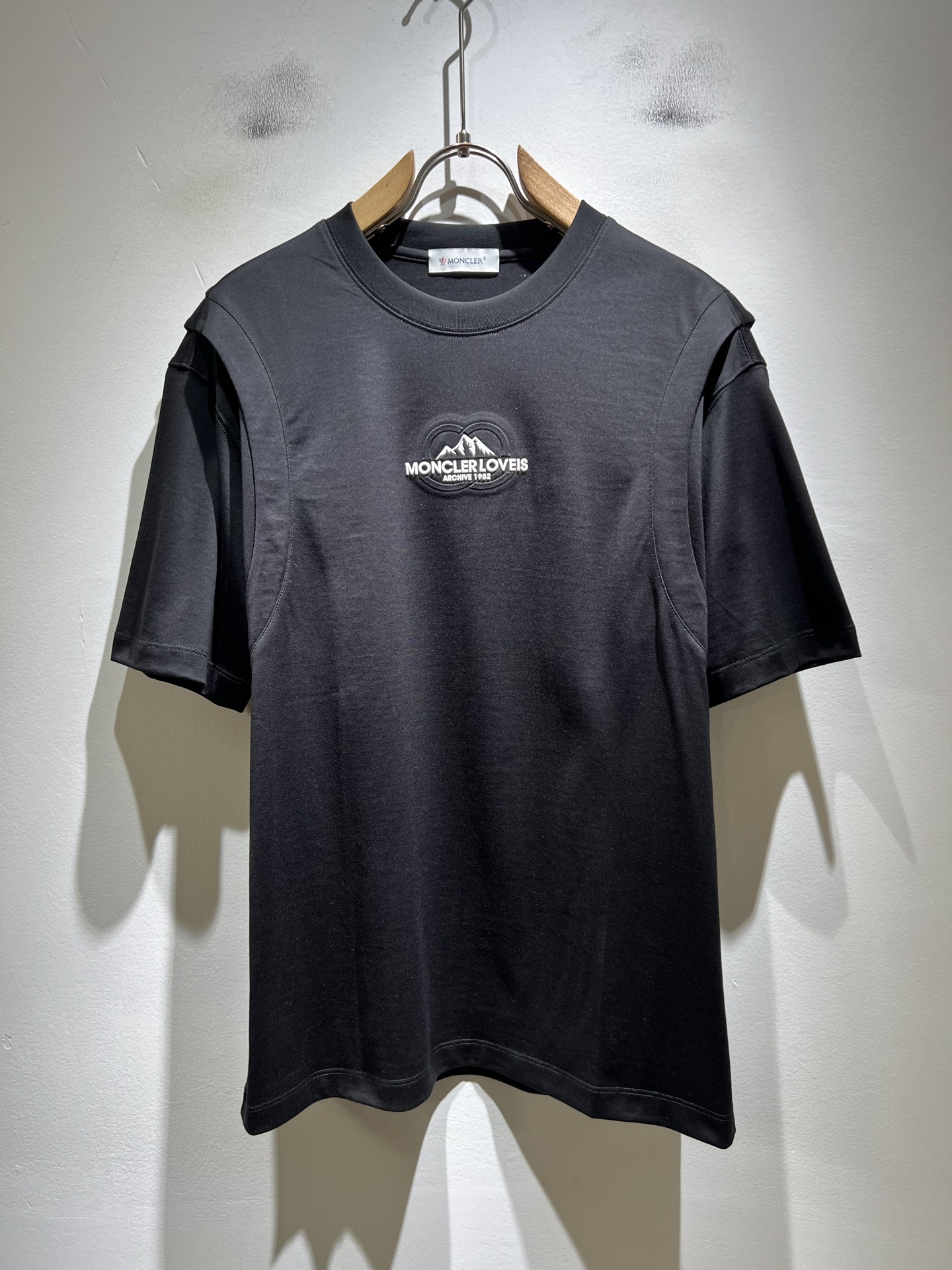 NO:834056,Moncler Mengjia's latest 2026 spring and summer trade order short-sleeved T-shirts for men and women, all in good condition!  !  Internet celebrity model!  Adopt logo pattern laminated design!  The upper body is comfortable and breathable, not stiff, and the overall body has a rich three-dimensional feel. It is a quality export order and is customized with exclusive pure cotton fabric tailoring to meet the simple needs of commuters. The upper body effect is very good, slimming, and not picky about the figure. The fabric workmanship... is impeccable. Only good craftsmanship and good fabrics can make you wear a good taste. It is a must-have item for everyone!  Size M-3XL,,T-shirt,tees,t-shirt,19860909Moncler蒙家 2026春夏最新男女同款贸易订单短袖T恤,全品相！！网红款！采用logo图案压胶设计！上身舒适透气,不僵硬,整体有着丰富的立体感,品质出口订单,定制专属纯棉面料剪裁,满足通勤人们对于着装的简约需求,上身效果很好,显瘦,不挑剔身材.面料做工....无可挑剔,好工艺好面料才能穿出好品味一款,人手必备单品！尺码M-3XL,,T-shirt,tees，t-shirt,,Men's clothing