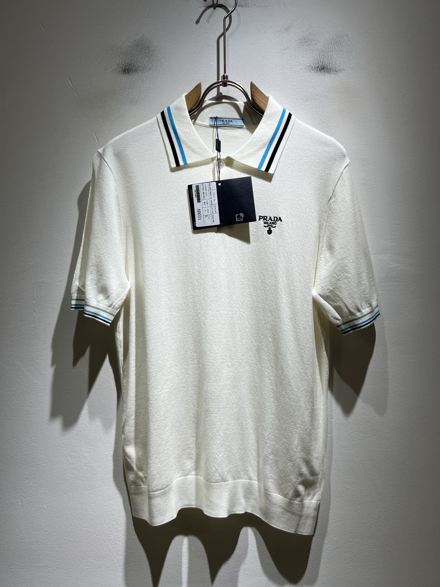 NO:834063,PRAD*A 2026 spring and summer new men's lapel short-sleeved knitted short-sleeved T-shirt, the latest model is exclusively available on the entire network!  !  ~It is both classic and fashionable, who doesn’t love it? It shows the classic again, it is very eye-catching, and it has a low-luxury aura and recognition!  Pr*da's traditional brand concept and modern advanced technology are perfectly combined. Coupled with an extremely modern and simple design, Pr*da's exclusive three-dimensional hardware logo embroidery pattern design!  Customized 100% imported knitted fabrics!  The texture of this model is quite impressive. You can tell the specifications and grades at your fingertips. The level of finesse and breathability are top-notch!  Size M-3XL,,prada,T-shirt,tees,t-shirt,19860909PRAD*A普*达2026春夏新款男士翻领短袖针织短袖T恤,最新款全网独家首上！！~既经典有时尚百搭,谁不爱啊,将经典再次展现,非常的耐看,自带低奢光环与辨识度！Pr*da传统的品牌理念和现代化的先进技术进行了完美结合.加上极其现代摩登风范的简约设计,p家专属立体五金logo刺绣图案设计！定制百分百进口针织面料！此款的质感相当感人 触手便知规格档次 细腻程度与透气效果堪称顶级！尺码M-3XL,,prada,T-shirt,tees，t-shirt,,Men's clothing