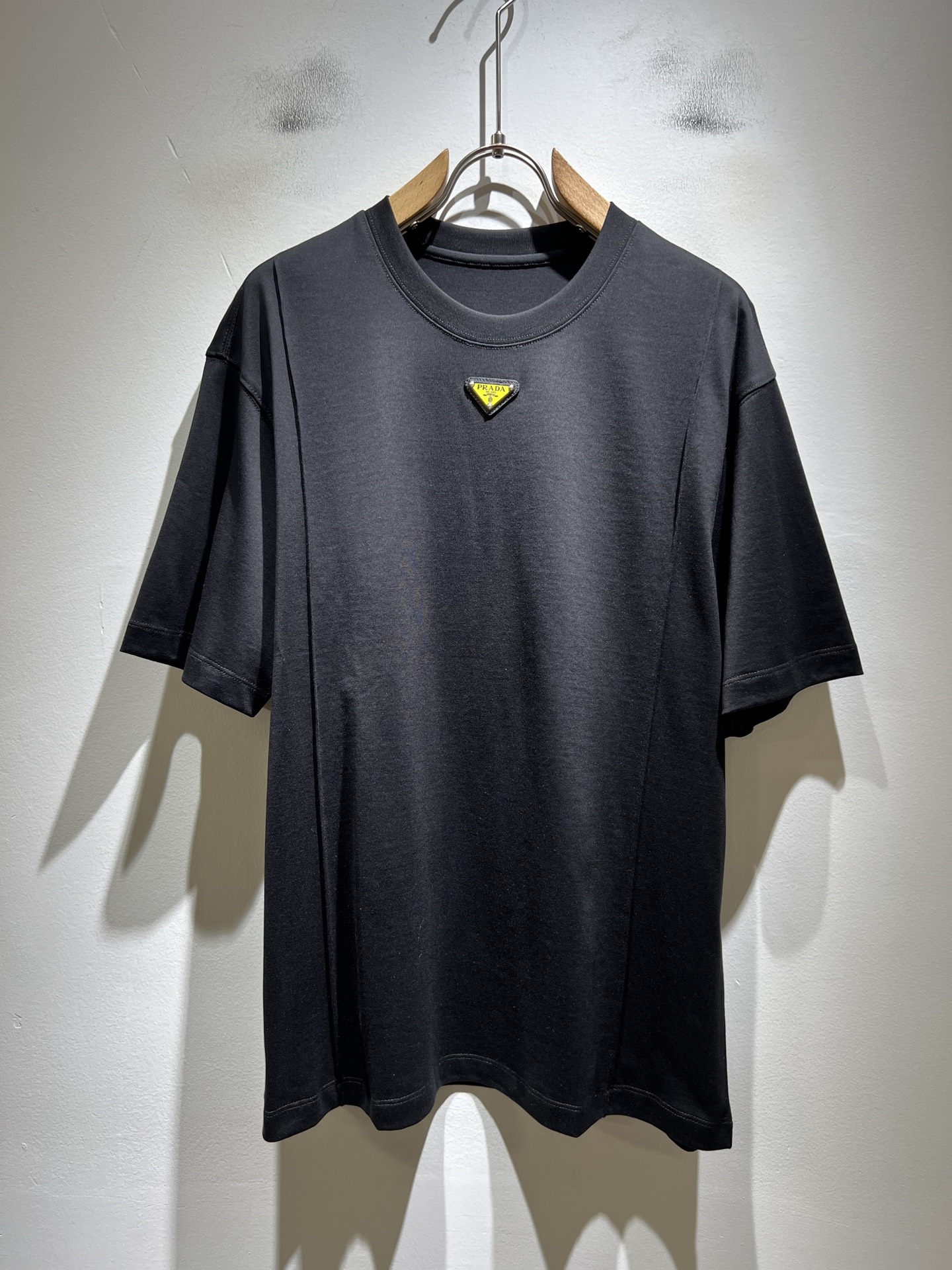 NO:835544,PRAD*A 2026 spring and summer new short-sleeved T-shirt, the latest model is exclusively available on the entire network!  !  ~It is both classic and fashionable, who doesn’t love it? It shows the classic again, it is very eye-catching, and it has a low-luxury aura and recognition!  Pr*da's traditional brand concept and modern advanced technology are perfectly combined. Coupled with an extremely modern and simple design, Pr*da's exclusive logo pattern badge design!  Customized 100% imported pure cotton fabric!  The texture of this model is quite impressive. You can tell the specifications and grades at your fingertips. The level of finesse and breathability are top-notch!  Size M-3XL,,prada,T-shirt,tees,t-shirt,19860909PRAD*A普*达2026春夏新款短袖T恤,最新款全网独家首上！！~既经典有时尚百搭,谁不爱啊,将经典再次展现,非常的耐看,自带低奢光环与辨识度！Pr*da传统的品牌理念和现代化的先进技术进行了完美结合.加上极其现代摩登风范的简约设计,p家专属logo图案徽章设计！定制百分百进口纯棉面料！此款的质感相当感人 触手便知规格档次 细腻程度与透气效果堪称顶级！尺码M-3XL,,prada,T-shirt,tees，t-shirt,,Men's clothing