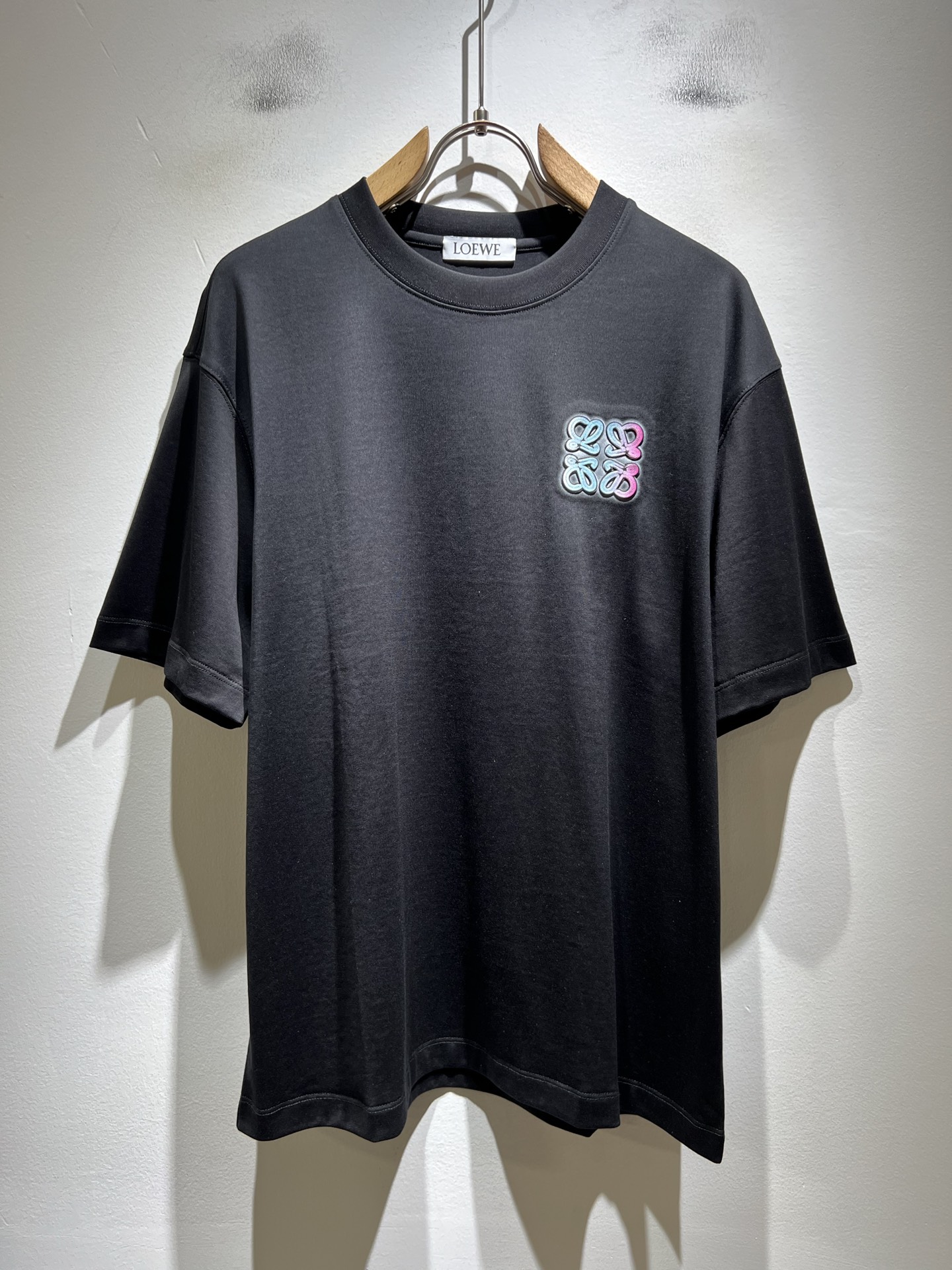 NO:835595,LOE*WE 2026 spring and summer new short-sleeved T-shirt for men and women, original Italian order channel, highly personalized and high-end style, logo pattern laminated printing technology design!  Pure cotton short-sleeved T-shirt for couples!  !  The latest popular fashion product has arrived. It is a simple and high-end fashion item. It is a fashion product with very high-end charm and is a must-have item for fashion trends!  Italian original factory channel, special supply level order, released simultaneously by Hong Kong, Macao and Taiwan buyer stores. This model is also the latest popular product of Loewe family this year, and it is also the most classic product. Its specifications and quality are beyond doubt!  !  The selection is extremely diverse. It goes without saying that this style has that fresh and natural feeling, which highlights the brand's charm and high-end sense. The texture of this style is very good, and the weight and color that can be felt by hand are even better on the skin. It is a full wearing enjoyment!  !  Size: M-3XL,,loewe,loewe,T-shirt,tees,t-shirt,19860909LOE*WE罗*威 2026春夏新款男女同款短袖T恤,意大利原厂订单渠道,极具个性高级风,标志logo图案压胶印花工艺设计！情侣款纯棉短袖T恤！！最新时尚潮流人气产物驾到,又是一款简约高级的时尚单品,穿搭魅力十分高级不俗的时尚产物 ,时尚潮流必备单品！意大利原厂渠道,特供级别订单,同步港澳台买手店发布,此款也是罗意威家今年的最新人气产物,也是最经典的产物,其规格跟档次更是毋庸置疑！！ 选择极具多样化,言而喻此款自然具备那种清新自然的感觉,彰显品牌魅力与高级感,此款的质感十分的到位,用手可以感知的重磅跟出彩亲肤程度更是上佳,十足的穿着享受！！尺码: M-3XL,,loewe,loewe,T-shirt,tees，t-shirt,,Men's clothing