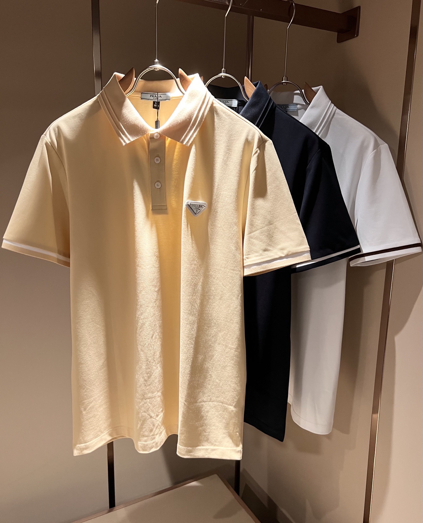 NO:834036,Prad*P*DA 2026 spring and summer new short-sleeved Polo shirt with classic elements, classic and elegant style, can be worn for ten years and still popular, you must collect a few pieces, rare and exquisite style, you must collect it!  A piece of good taste!  It is so important that no matter what season it is, it is 100% imported top quality pique cotton!  Fine weave!  solid!  Recognized as one of the best cottons in the world!  The feel and texture are perfect! Triangular hardware logo design on the chest!  Perfectly enriching everyone’s visual sense!  Make you feel clean and neat!  Fashionable and good-looking!  !  Wearing this short-sleeved shirt from Prada, you will know what the world is worth!  PRADA has always been the quality life pursued by European aristocrats and upper-class people. This simple casual and versatile T-shirt is a personal luxury item with fashionable colors. Luxurious materials and rigorous craftsmanship are the main tools for PRADA fans. The flat and stylish round neck, the version is warm and comfortable, easy to wear and match, and the black and white two-tone color has its own accent and handsomeness. It is truly one that conquers the world!  The brand's design details are very exquisite, and the upper body is light and stylish. You must buy the latest T-shirts every season. In the face of this kind of consumables, it directly saves you the trouble of dressing when going out. There are many letter T-shirts on the market, but this one is rare. The streamlined tailoring and light casual literary temperament give you a perfect look in spring. Anyone who pursues fashion may wish to try it!  Size M-4XL,,prada,prada,T-shirt,tees,t-shirt,19860909Prad*普*达 2026春夏季新款经典元素短袖Polo衫,经典大方的款式,可以穿十年都还是流行的那种,你一定要收藏几件,难得精致极致的款,你一定要收！好品味的一件！重要到哪个季节都绕不开它百分百进口顶级珠地棉！织法精细！结实！世界公认最好的棉之一！手感质感都极完美! 胸口三角五金logo图案设计！完美的丰富大家的视觉感！让你感觉干净利落！时尚又好看！！穿上普拉达的这款短袖,才知道什么是人间太值得！PRADA一直都是欧洲贵族和上流社会雅士追求的品质生活这款简易休闲百搭T恤更是穿出个人奢侈的单品色彩时尚 奢侈的材质和严谨的工艺是PRADA圈粉的主要利器平整有型的圆领,版型温暖舒适好穿又好搭,黑白双色自带腔调和帅气,真正的一款打天下！品牌的设计细节十分考究,上身轻便有型,每季都要入手最新的T恤,面对这种消耗品,直接省了你出门穿搭的烦恼,市面上的字母T恤有很多,但这款还很难得一见了,信手拈来的流线剪裁,淡淡的休闲文艺气质,给足春日的排面,每个对时髦度有追求的你,都不妨上身一试！尺码M-4XL,,prada,prada,T-shirt,tees，t-shirt,,Men's clothing