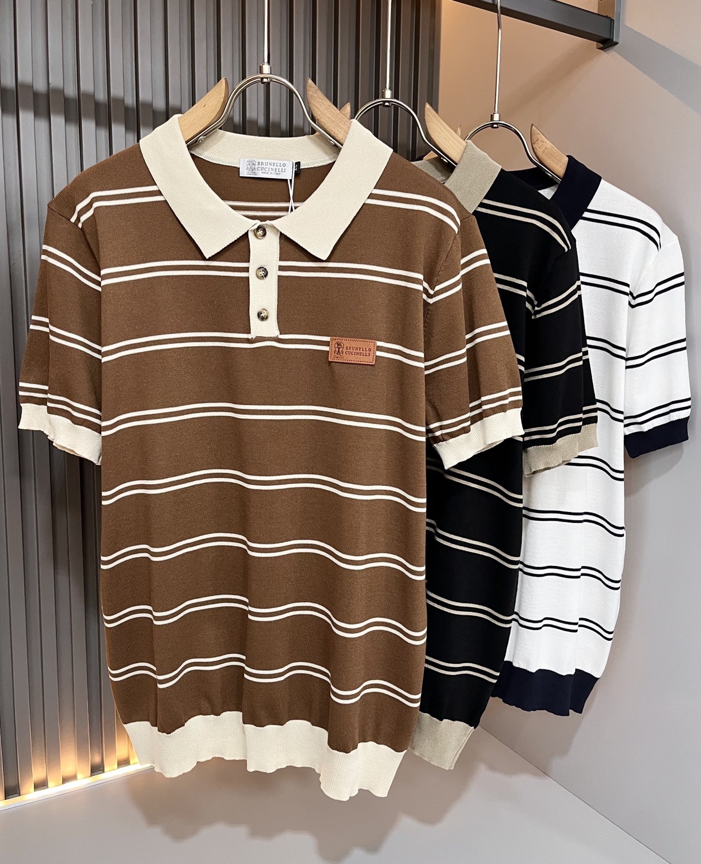 NO:835516,BC-Brunello Cucineli 2026 new spring and summer men's short-sleeved knitted Polo shirt, a fashionable and versatile item that many celebrities love to wear!  The leather with the LOGO on the chest is super nice. Friends who like classic simplicity must not miss this one!  The calm and elegant brand style has always been favored by the upper class! It is also the best choice for fashion items!  The upper body is so handsome, highly recommended!  !  !  The biggest attraction of this short-sleeved shirt is not only its own brand added value, but also the fact that this short-sleeved shirt is very cost-effective in terms of color matching and material!  Customized original exclusive knitted material design!  Eco-friendly washing, customized fabrics, and pre-shrinking treatment ensure a crisp fit. The combed cotton fabric feels super soft and smooth and absorbs sweat!  It does not deform after washing, feels comfortable and smooth, and the upper body is soft and comfortable. The classic fashionable lapel design is simple but not complicated, and it is very attractive!  Size M-4XL,, brunello cucinelli, T-shirt,19860909BC-Brunello Cucineli 2026春夏新款男士短袖针织Polo衫,众多明星都爱穿的时尚百搭单品！胸前LOGO皮革超级好看,喜欢经典简约的朋友,一定不能错过了这款！沉稳大气的品牌风格一直以来备受上层人士的青睐!也是时尚单品的不二之选！ 上身帅到爆了,强烈推荐！！！这件短袖最大的吸引力除了他本身的品牌附加值,更加肯定的是这款短袖无论在颜色搭配还是材质上都有很高的性价比！ 定制原版专属针织材质设计！环保水洗,定制面料,预缩处理,确保版型的挺括,精梳棉面料手感超柔顺滑又吸汗！洗水不变形,手感舒适顺滑,上身柔和舒适,经典的时尚翻领设计,精简不繁,很是耐看！码数M-4XL,,brunello cucinelli,T-shirt,,Men's clothing