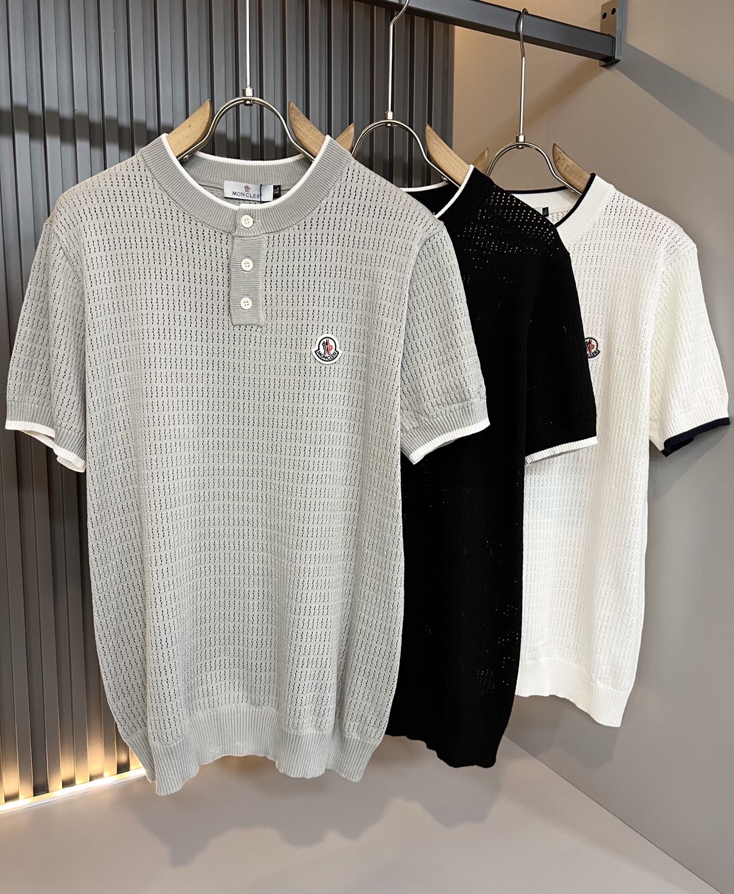 NO:835520,Moncler's latest trade order knitted short-sleeved T-shirt for spring and summer 2026, all in good condition!  !  Internet celebrity model!  The craftsmanship features a chest badge design!  The upper body is comfortable and breathable, not stiff, the whole body has a rich three-dimensional sense, quality export order, logo pattern badge design on the chest!  Customized tailoring of knitted fabrics meets the simple needs of commuters. The upper body effect is very good, slimming, and not picky about the figure. The workmanship of the fabrics... is impeccable. Only good craftsmanship and good fabrics can make you wear a good taste. It is a must-have item for everyone!  Size M-4XL,,T-shirt,tees,t-shirt,19860909Moncler蒙家 2026春夏最新的贸易订单针织短袖T恤,全品相！！网红款！工艺采用胸前徽章设计！上身舒适透气,不僵硬,整体有着丰富的立体感,品质出口订单,胸前logo图案徽章设计！定制针织面料剪裁,满足通勤人们对于着装的简约需求,上身效果很好,显瘦,不挑剔身材.面料做工....无可挑剔,好工艺好面料才能穿出好品味一款,人手必备单品！尺码M-4XL,,T-shirt,tees，t-shirt,,Men's clothing