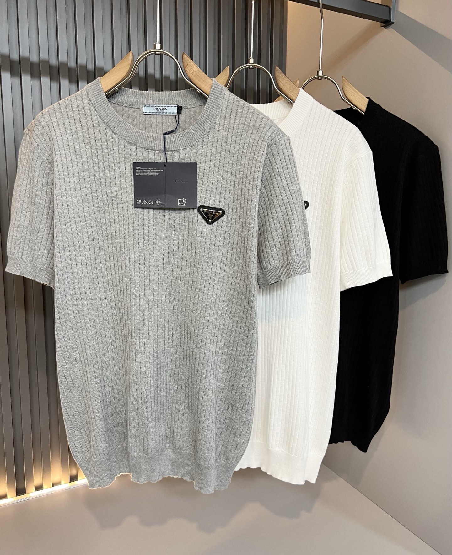 NO:835524,PRAD*A 2026 spring and summer new men's short-sleeved knitted short-sleeved T-shirt, the latest model is exclusively available on the entire network!  !  ~It is both classic and fashionable, who doesn’t love it? It shows the classic again, it is very eye-catching, and it has a low-luxury aura and recognition!  Pr*da's traditional brand concept and modern advanced technology are perfectly combined. Coupled with an extremely modern and simple design, Pr*da's exclusive three-dimensional hardware logo badge pattern design!  Customized 100% imported knitted fabrics!  The texture of this model is quite impressive. You can tell the specifications and grades at your fingertips. The level of finesse and breathability are top-notch!  Size M-4XL,,prada,T-shirt,tees,t-shirt,19860909PRAD*A普*达2026春夏新款男士短袖针织短袖T恤,最新款全网独家首上！！~既经典有时尚百搭,谁不爱啊,将经典再次展现,非常的耐看,自带低奢光环与辨识度！Pr*da传统的品牌理念和现代化的先进技术进行了完美结合.加上极其现代摩登风范的简约设计,p家专属立体五金logo徽章图案设计！定制百分百进口针织面料！此款的质感相当感人 触手便知规格档次 细腻程度与透气效果堪称顶级！尺码M-4XL,,prada,T-shirt,tees，t-shirt,,Men's clothing