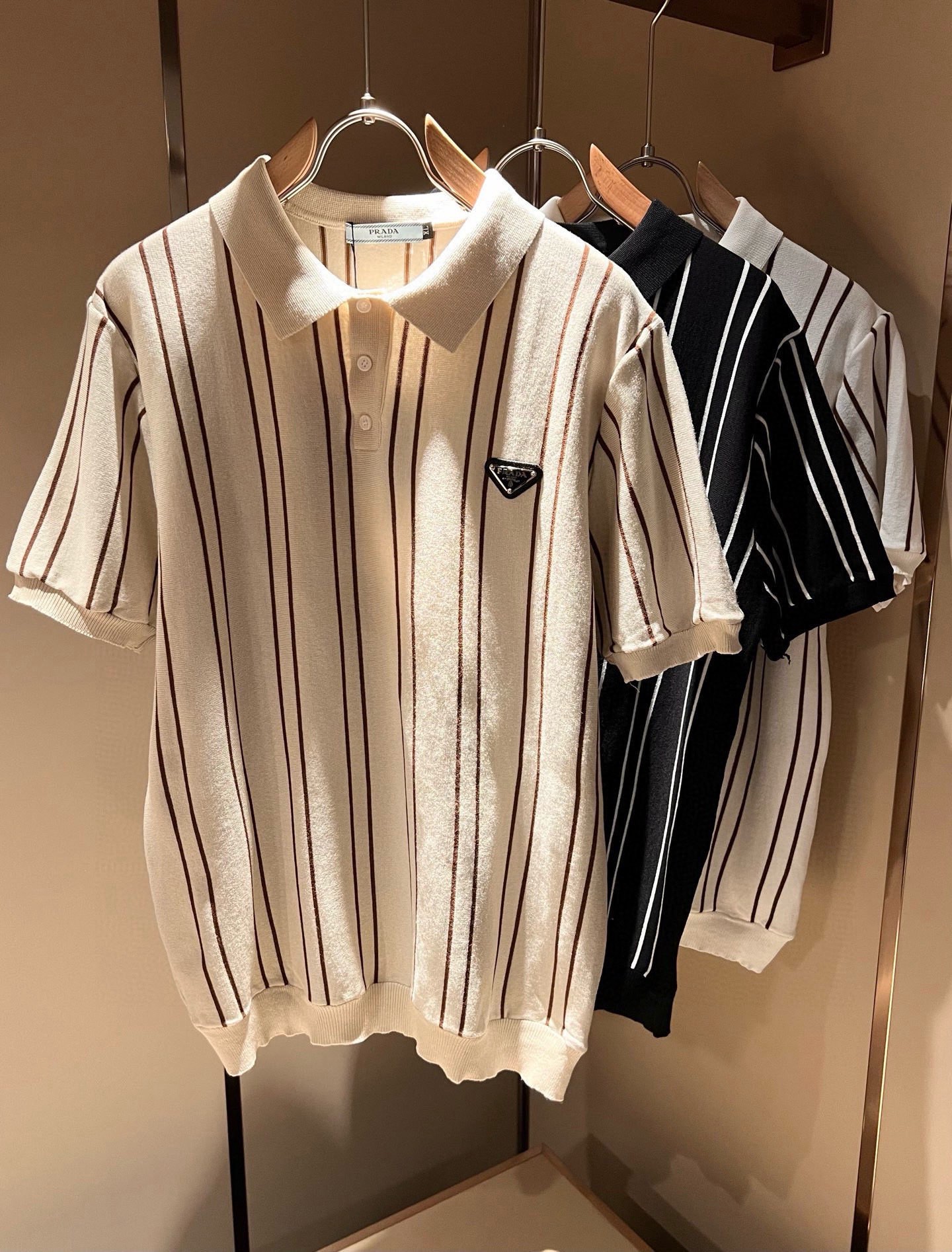 NO:835555,PRAD*A 2026 spring and summer new men's lapel short-sleeved knitted short-sleeved T-shirt, the latest model is exclusively available on the entire network!  !  ~It is both classic and fashionable, who doesn’t love it? It shows the classic again, it is very eye-catching, and it has a low-luxury aura and recognition!  Pr*da's traditional brand concept and modern advanced technology are perfectly combined. Coupled with an extremely modern and simple design, Pr*da's exclusive three-dimensional hardware logo badge pattern design!  Customized 100% imported knitted fabrics!  The texture of this model is quite impressive. You can tell the specifications and grades at your fingertips. The level of finesse and breathability are top-notch!  Size M-4XL,,prada,T-shirt,tees,t-shirt,19860909PRAD*A普*达2026春夏新款男士翻领短袖针织短袖T恤,最新款全网独家首上！！~既经典有时尚百搭,谁不爱啊,将经典再次展现,非常的耐看,自带低奢光环与辨识度！Pr*da传统的品牌理念和现代化的先进技术进行了完美结合.加上极其现代摩登风范的简约设计,p家专属立体五金logo徽章图案设计！定制百分百进口针织面料！此款的质感相当感人 触手便知规格档次 细腻程度与透气效果堪称顶级！尺码M-4XL,,prada,T-shirt,tees，t-shirt,,Men's clothing