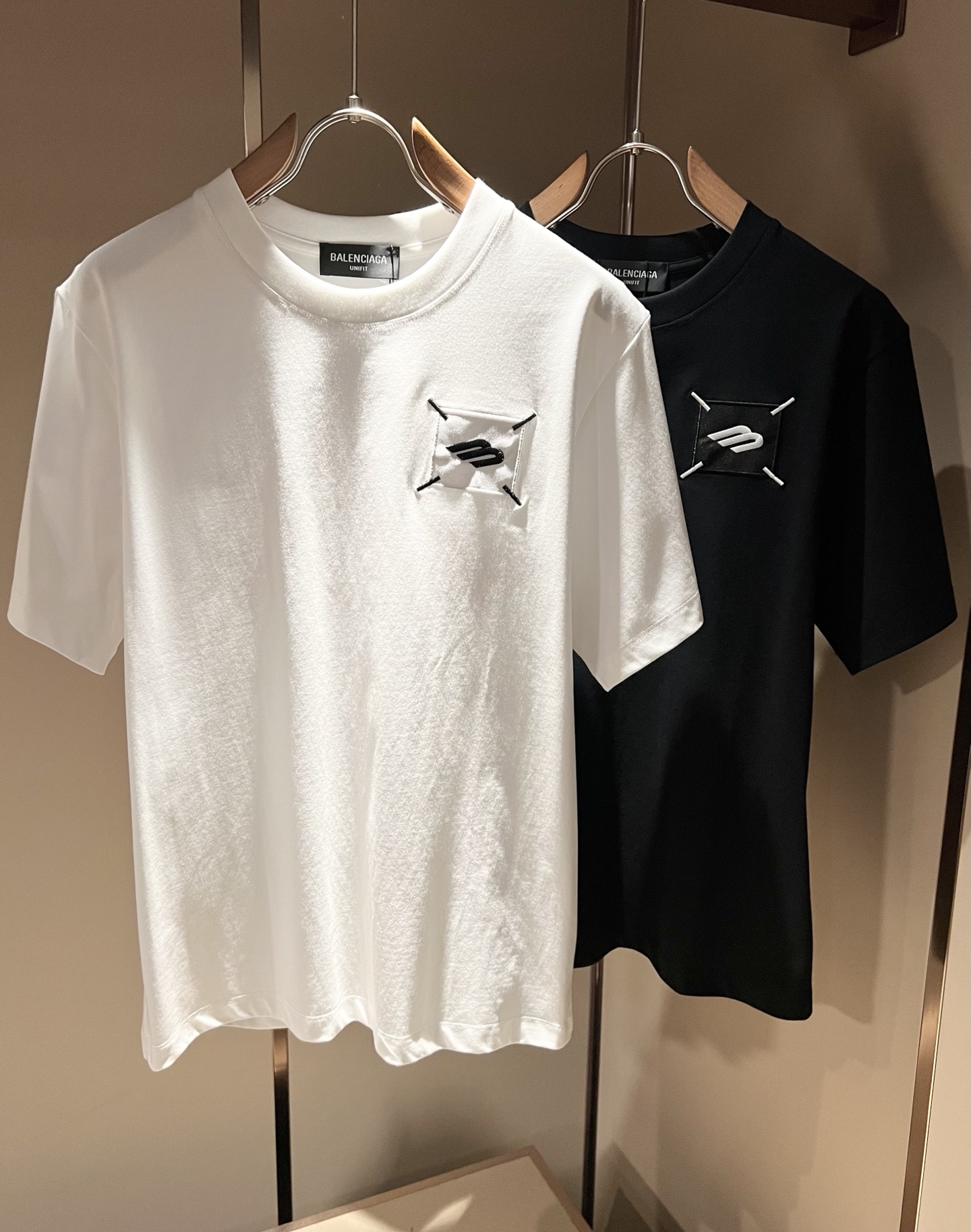 NO:835539,BALENCI*GA Paris* 2026 spring and summer new short-sleeved T-shirt for men and women!  Fashionable casual short-sleeved T-shirt with catwalk pattern print!  Design a logo embroidery design!  It is highly designed and selected from 260g pure cotton fabrics supplied by customers. It feels soft and skin-friendly, comfortable and breathable. The real thing will definitely make you fall in love with it!  The round neck cut with loose shoulders and dropped shoulders, non-sexist style for couples to wear together, opens up a new fashion style!  Distinguish the market version of the high-definition series!  Size M-3XL,,balenciaga,T-shirt,tees,t-shirt,19860909BALENCI*GA巴黎*家 2026春夏新款男女同款短袖T恤！走秀图案印花时尚休闲短袖T恤衫！设计logo刺绣设计！极具设计精选客供260g纯棉面料,手感柔软亲肤,着身舒适透气性都无法挑剔,实物绝对会让你爱不释手！宽松小落肩的圆领版型裁剪,无性别主义的情侣混穿款式,打开全新的时装新韵味！区别市场版本高定系列！尺码M-3XL,,balenciaga,T-shirt,tees，t-shirt,,Men's clothing