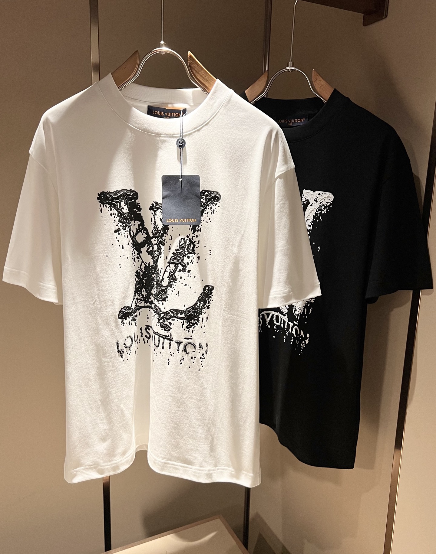 NO:835532,LouisVuitt* Louis*den's new 2026 spring and summer series of items are online. It is a very fashionable and avant-garde short-sleeved T-shirt for men and women, decorated with logo pattern printing!  It is different from the past and declares the design concept that the brand has inherited for many years!  Its eye-catching appeal is no less than any classic style, perfectly presenting the sense of fashion, high-end and luxury to the world!  It is made of imported 100% cotton material supplied by customers. It is a selection of high-quality pure cotton fabrics. It feels soft, waxy and delicate to the skin. The actual product will definitely exceed your imagination. It is extremely comfortable and breathable. Even if you sweat profusely, you will not feel greasy or stuffy. It maximizes sweat wicking and moisture absorption!  Size S-2XL,,louis vuitton,louis vuitton,T-shirt,tees,t-shirt,19860909LouisVuitt*路易*登 2026春夏全新系列单品上线,非常时髦前卫的一款男女同款短袖T恤,标识logo图案印花修饰！区别于以往的不同,宣示品牌传承多年的设计理念！其吸睛度完全不亚于任何经典款式,将时髦高级感与奢华感完美呈现在世人眼前！客供进口全棉材质制成,精选优质纯棉面料,触感软糯亲肤细腻,实物到手绝对超乎你的想象,贴身无比舒适透气,即便是汗流浃背也不会有腻身及闷热感可言,将排汗吸湿性发挥到了极致！尺码S-2XL,,louis vuitton,louis vuitton,T-shirt,tees，t-shirt,,Men's clothing
