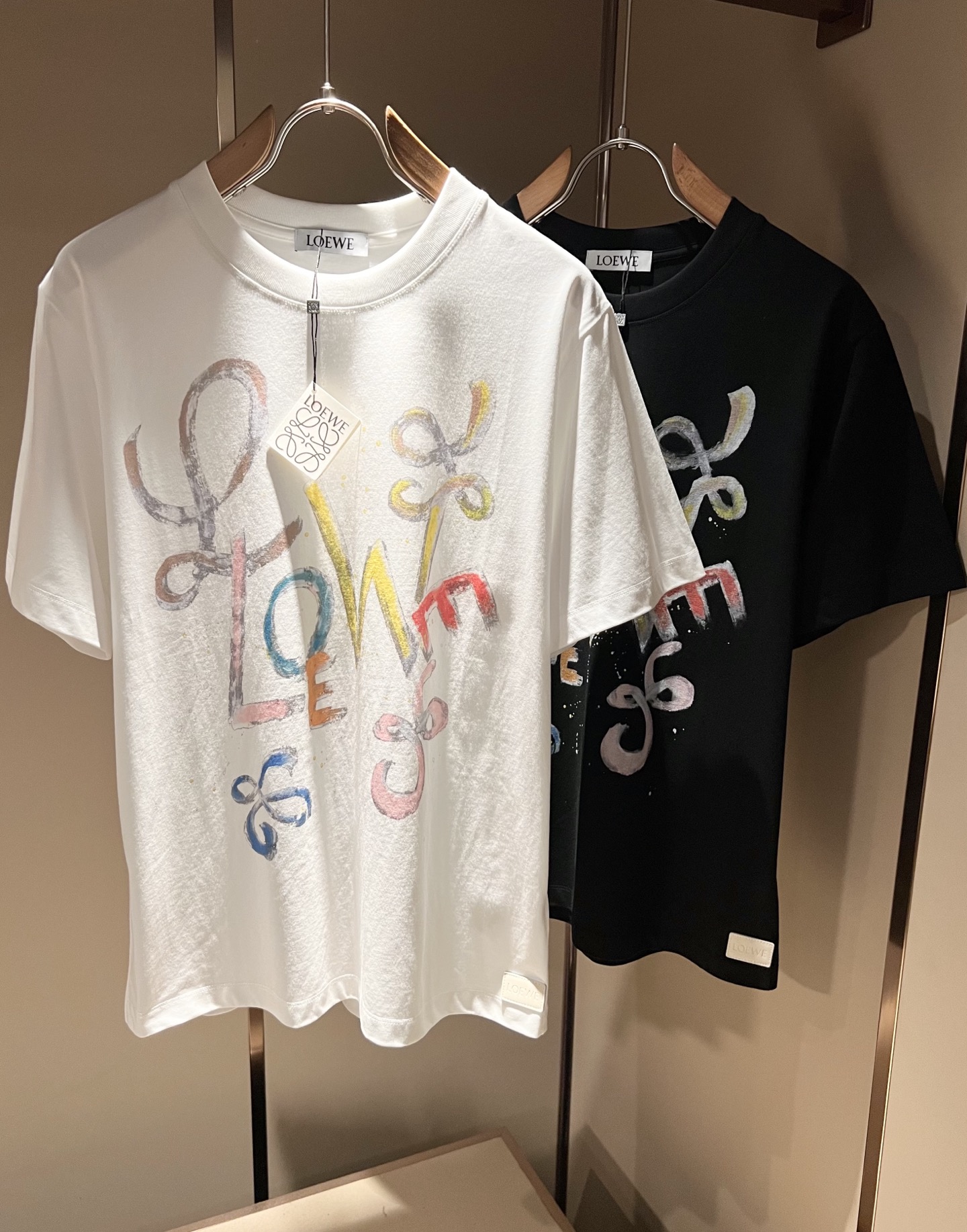 NO:835549,LOE*WE 2026 spring and summer new short-sleeved T-shirt for men and women, original Italian order channel, highly personalized and high-end style, logo pattern printing technology design!  Pure cotton short-sleeved T-shirt for couples!  !  The latest popular fashion product has arrived. It is a simple and high-end fashion item. It is a fashion product with very high-end charm and is a must-have item for fashion trends!  Italian original factory channel, special supply level order, released simultaneously by Hong Kong, Macao and Taiwan buyer stores. This model is also the latest popular product of Loewe family this year, and it is also the most classic product. Its specifications and quality are beyond doubt!  !  The selection is extremely diverse. It goes without saying that this style has that fresh and natural feeling, which highlights the brand's charm and high-end sense. The texture of this style is very good, and the weight and color that can be felt by hand are even better on the skin. It is a full wearing enjoyment!  !  Size: M-3XL,,loewe,loewe,T-shirt,tees,t-shirt,19860909LOE*WE罗*威 2026春夏新款男女同款短袖T恤,意大利原厂订单渠道,极具个性高级风,标志logo图案印花工艺设计！情侣款纯棉短袖T恤！！最新时尚潮流人气产物驾到,又是一款简约高级的时尚单品,穿搭魅力十分高级不俗的时尚产物 ,时尚潮流必备单品！意大利原厂渠道,特供级别订单,同步港澳台买手店发布,此款也是罗意威家今年的最新人气产物,也是最经典的产物,其规格跟档次更是毋庸置疑！！ 选择极具多样化,言而喻此款自然具备那种清新自然的感觉,彰显品牌魅力与高级感,此款的质感十分的到位,用手可以感知的重磅跟出彩亲肤程度更是上佳,十足的穿着享受！！尺码: M-3XL,,loewe,loewe,T-shirt,tees，t-shirt,,Men's clothing