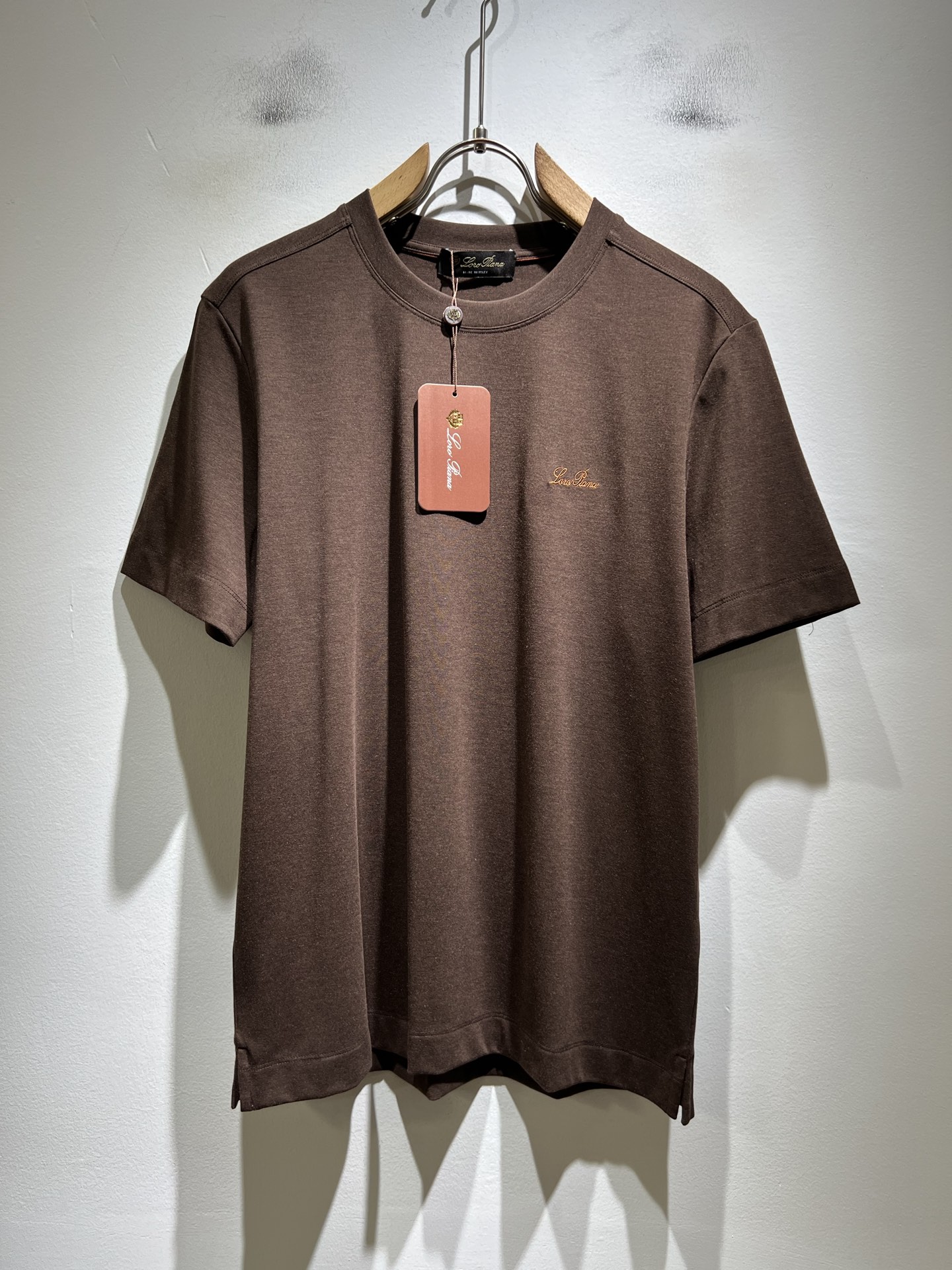 NO:835566,Loro Piana 2026 spring and summer men's latest trade order short-sleeved T-shirts, all in good condition!  !  Internet celebrity model!  Designed with logo embroidery!  The upper body is comfortable and breathable, not stiff, and has a rich three-dimensional feel overall. Quality export orders, customized exclusive fabric tailoring, meet the simple needs of commuters for dressing. The upper body effect is very good, slimming, and not picky about the figure. The fabric workmanship... is impeccable. Only good craftsmanship and good fabrics can make you wear a good taste. It is a must-have item for everyone!  Size M-3XL,,loro piana,T-shirt,tees,t-shirt,19860909Loro Piana诺悠翩雅 2026春夏男士最新的贸易订单短袖T恤,全品相！！网红款！采用logo图案刺绣设计！上身舒适透气,不僵硬,整体有着丰富的立体感,品质出口订单,定制专属面料剪裁,满足通勤人们对于着装的简约需求,上身效果很好,显瘦,不挑剔身材.面料做工....无可挑剔,好工艺好面料才能穿出好品味一款,人手必备单品！尺码M-3XL,,loro piana,T-shirt,tees，t-shirt,,Men's clothing