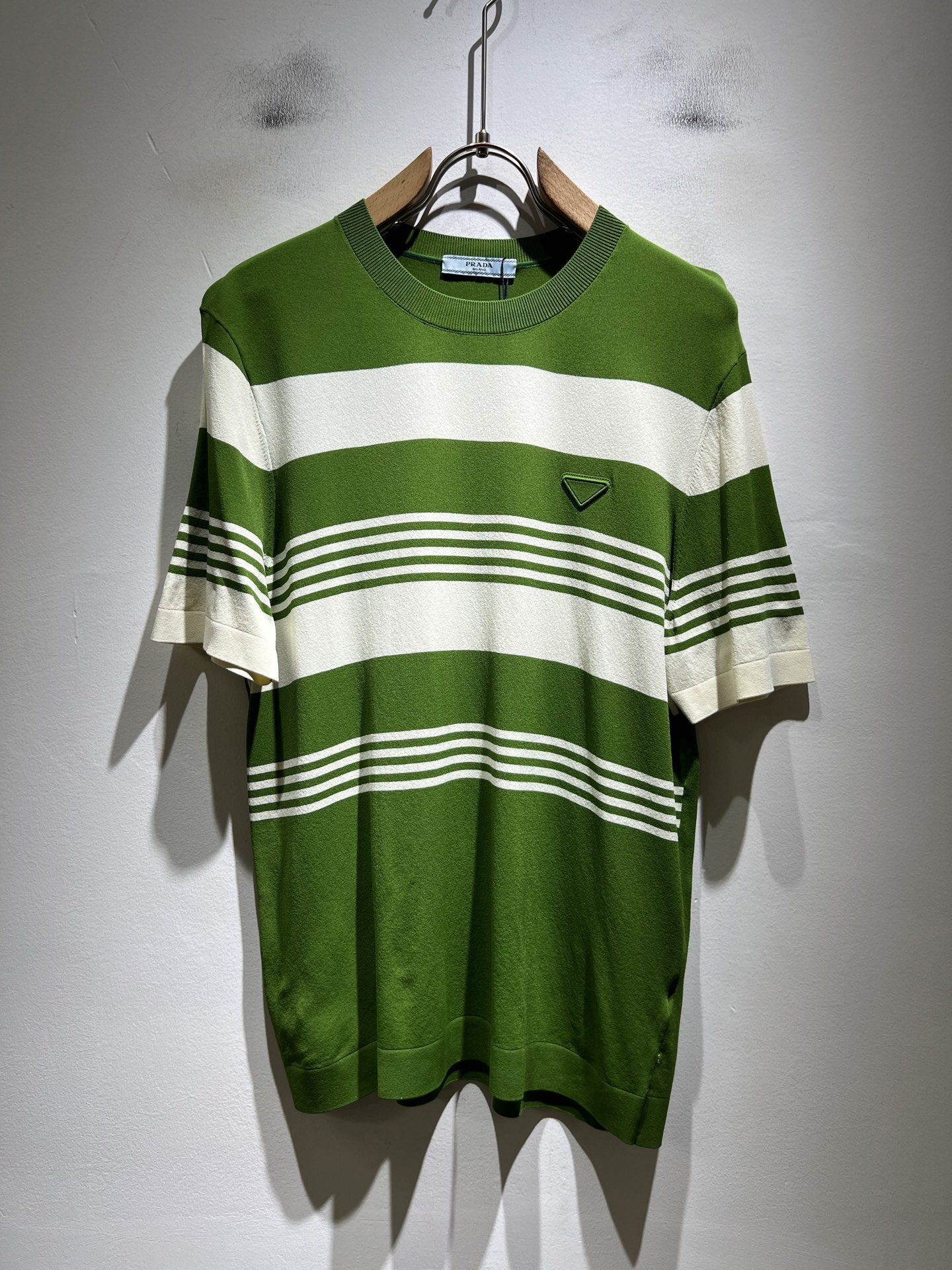 NO:835556,PRAD*A 2026 spring and summer new men's Yilite knitted short-sleeved T-shirt, the latest model is exclusively available on the entire network!  !  ~It is both classic and fashionable, who doesn’t love it? It shows the classic again, it is very eye-catching, and it has a low-luxury aura and recognition!  Pr*da's traditional brand concept and modern advanced technology are perfectly combined. Coupled with an extremely modern and simple design, Pr*da's exclusive three-dimensional logo pattern lamination design!  Customized 100% imported Yilite knitted fabric!  The texture of this model is quite impressive. You can tell the specifications and grades at your fingertips. The level of finesse and breathability are top-notch!  Size M-3XL,,prada,T-shirt,tees,t-shirt,19860909PRAD*A普*达2026春夏新款男士伊力特针织短袖T恤,最新款全网独家首上！！~既经典有时尚百搭,谁不爱啊,将经典再次展现,非常的耐看,自带低奢光环与辨识度！Pr*da传统的品牌理念和现代化的先进技术进行了完美结合.加上极其现代摩登风范的简约设计,p家专属立体logo图案压胶设计！定制百分百进口伊力特针织面料！此款的质感相当感人 触手便知规格档次 细腻程度与透气效果堪称顶级！尺码M-3XL,,prada,T-shirt,tees，t-shirt,,Men's clothing