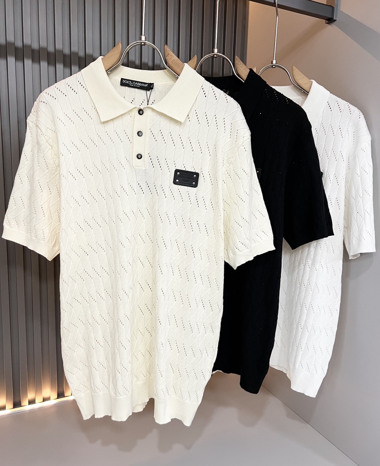 NO:835509,Dolce&Gabba*a 2026 spring and summer new short-sleeved sweater, available at counters simultaneously!  Customized exclusive pure cotton fabric, leather logo design on the chest!  Simple and elegant, easy to match and versatile, extremely high-grade, perfectly integrated into fashion and style, it is a top-notch fashionable style that is perfect for outer wear!  The whole thing gives people a natural feeling!  The ultimate classic versatile short-sleeved T-shirt, using the latest three-dimensional logo elements to highlight the concave and convex texture!  The ultimate heavy work, the ultimate perfection!  Fans who pursue high quality should rush to buy it by themselves, and we sincerely invite all fans who know the goods to appreciate this model together!  !  Size M-4XL,,Dolce&Gabbana,Dolce&Gabbana,T-shirt,tees,t-shirt,19860909Dolce&Gabba*a 杜嘉*纳2026春夏新款短袖针织衫,专柜同步发售！定制专属纯棉面料,胸前皮革logo设计！简约大方,从容百搭,档次极高,完美融入时尚还有风情感一款完美符合外穿的顶尖时髦气质款！整体给人浑然天成的感觉！极致经典的百搭型短袖T恤,采用最新的立体logo元素凸显凹凸质感！极致的重工极致的完美！追求高品质的粉丝们请自行抢购,诚邀所有识货的粉丝一同鉴赏此款！！尺码M-4XL,,Dolce&Gabbana,Dolce&Gabbana,T-shirt,tees，t-shirt,,Men's clothing