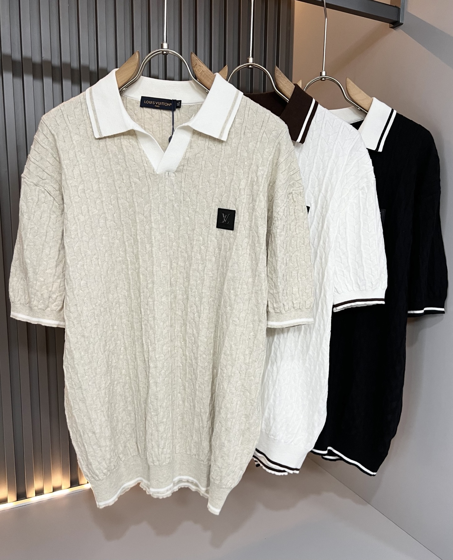 NO:835512,Louis Vuit*on 2026 spring and summer Louis family light luxury lapel knitted short sleeves!  The new high-end of the Louis family, the details and quality are always flawless, and the creative designs are endless. Letter logo leather pattern design!  It is something that everyone loves. Made of top-grade ice silk blend, it is super soft and tough, and has excellent breathability. It comes from world-class trade-level OEM channels, and the quantity is extremely rare and sold out. The three-dimensional logo presents an unusual texture, clean and neat. This is the Louis family's specialty and the latest technology of this season. The level of detail has reached the top, and the slim-fitting three-dimensional tailoring design is a must. It is a fusion of luxury and fashion!  Size M-4XL,,louis vuitton,louis vuitton,T-shirt,19860909Louis Vuit*on 2026春夏路易家族轻奢翻领针织短袖！路易家族的新高端,细节品质永远的那么完美无瑕,创意设计层出不穷.字母logo皮革图案设计！实属人见人爱的东西.顶级冰丝混纺打造,超级柔软且具有韧性,透气感也是绝佳.来自世界级贸易级别的代工厂渠道,数量极其稀少售完无补.立体Logo呈现不一般的质感,干净俐落.这是路易家族的看家绝活也是本季度的最新工艺.细致化程度已经达到顶端了,修身立体剪裁的版型设计堪称一绝.属于奢华与时尚的融合！尺码M-4XL,,louis vuitton,louis vuitton,T-shirt,,Men's clothing