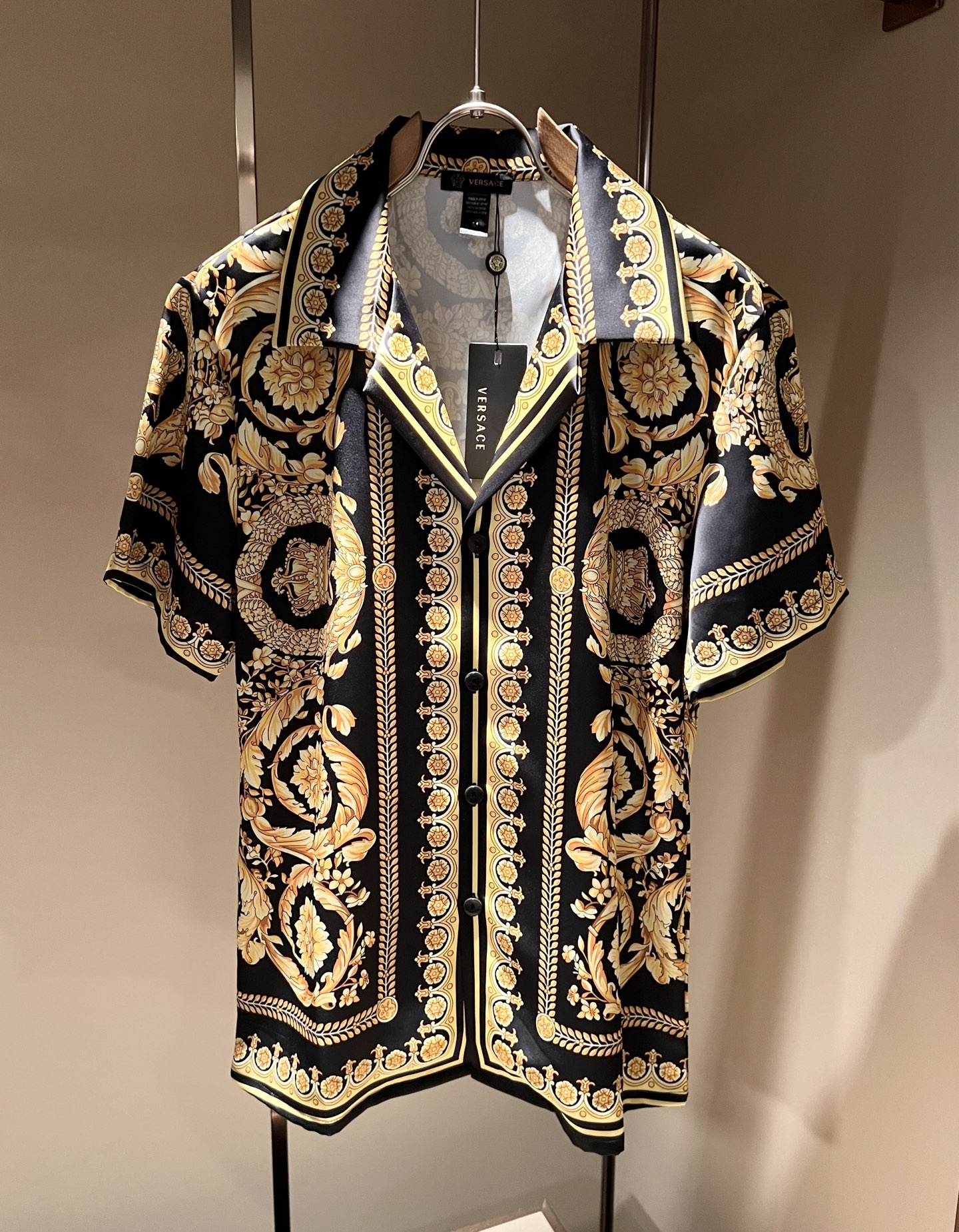 NO:835561,VERS*CE/Fan*zhe 2026 Spring and Summer New Original Single Pajamas Silk Set VERS*CE/Fan*zhe Trading Company Channel Product Value Recommendation, the panoramic printed letter pattern logo pattern decoration is extremely exquisite and highlights the gradient effect!  It is made with heavy craftsmanship and has a strong three-dimensional effect. It can only be made with advanced German equipment, highlighting the visually invincible shocking luxury. The craftsmanship level is extremely high and the craftsmanship is very important!  The imported silk fabric is supplied by the customer and has excellent skin-friendliness. The details are extremely perfect and impeccable. The upper body effect is very good. It is very eye-catching. There is no doubt that it will turn heads. It is an excellent item to improve the vision in the wardrobe. It is very handsome whether it is worn inside or on its own. Sizes M-3XL, versace, real silk,19860909VERS*CE/范*哲 2026春夏新品原单睡衣真丝套装VERS*CE/范*哲 贸易公司渠道 产品 值的推荐 ,全景印花字母花纹logo图案装饰极为精致凸显渐变效果！重磅工艺打造,立体感极强,唯有德国先进设备方能制作,凸显了视觉无敌的震撼奢华,工艺水准极高,非常重工匠心！客供进口真丝面料,亲肤性绝佳,细节极致完美,无可挑剔,上身效果非常出色,非常招眼吸睛,回头率毋庸置疑,衣橱里改良视觉的绝佳单品,无论内搭还是单穿都爆帅十足.尺码M-3XL,,versace,real silk,,Men's clothing