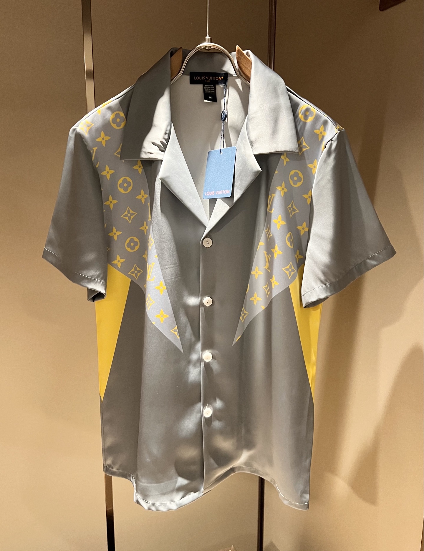 NO:835567,Louis Vuit*on Louis family's 2026 spring and summer new light luxury pajama casual suit, same-style pajama suit for men and women!  The new high-end of the Louis family, the details and quality are always so flawless, and the creative designs are endless. You are not a fashionista if you don’t buy a few pieces of Louis this spring and summer. Logo pattern design on the body!  Custom silk fabric!  Interpreting the iconic elements of Louis, it is something that everyone loves. It is super soft and tough, and comes from world-class trade-level OEM channels. The quantity is extremely rare and sold out. The Monogram three-dimensional Logo presents an unusual texture, clean and neat. This is the Louis family's specialty and the latest craftsmanship of this season. The level of detail has reached the top, and the loose-cut design is a masterpiece. It is a fusion of luxury and fashion!  Size M-3XL,,louis vuitton,louis vuitton,19860909Louis Vuit*on 路易家族 2026春夏新款轻奢睡衣休闲套装,男女同款睡衣套装！路易家族的新高端,细节品质永远的那么完美无瑕,创意设计层出不穷.今年春夏季节没有入手几件路易你算不上时尚达人.衣身标识logo图案设计！定制丝绸面料！诠释路易的标志性元素,实属人见人爱的东西.超级柔软且具有韧性,来自世界级贸易级别的代工厂渠道,数量极其稀少售完无补.Monogram立体Logo呈现不一般的质感,干净俐落.这是路易家族的看家绝活也是本季度的最新工艺.细致化程度已经达到顶端了,宽松剪裁的版型设计堪称一绝.属于奢华与时尚的融合！尺码M-3XL,,louis vuitton,louis vuitton,,Men's clothing