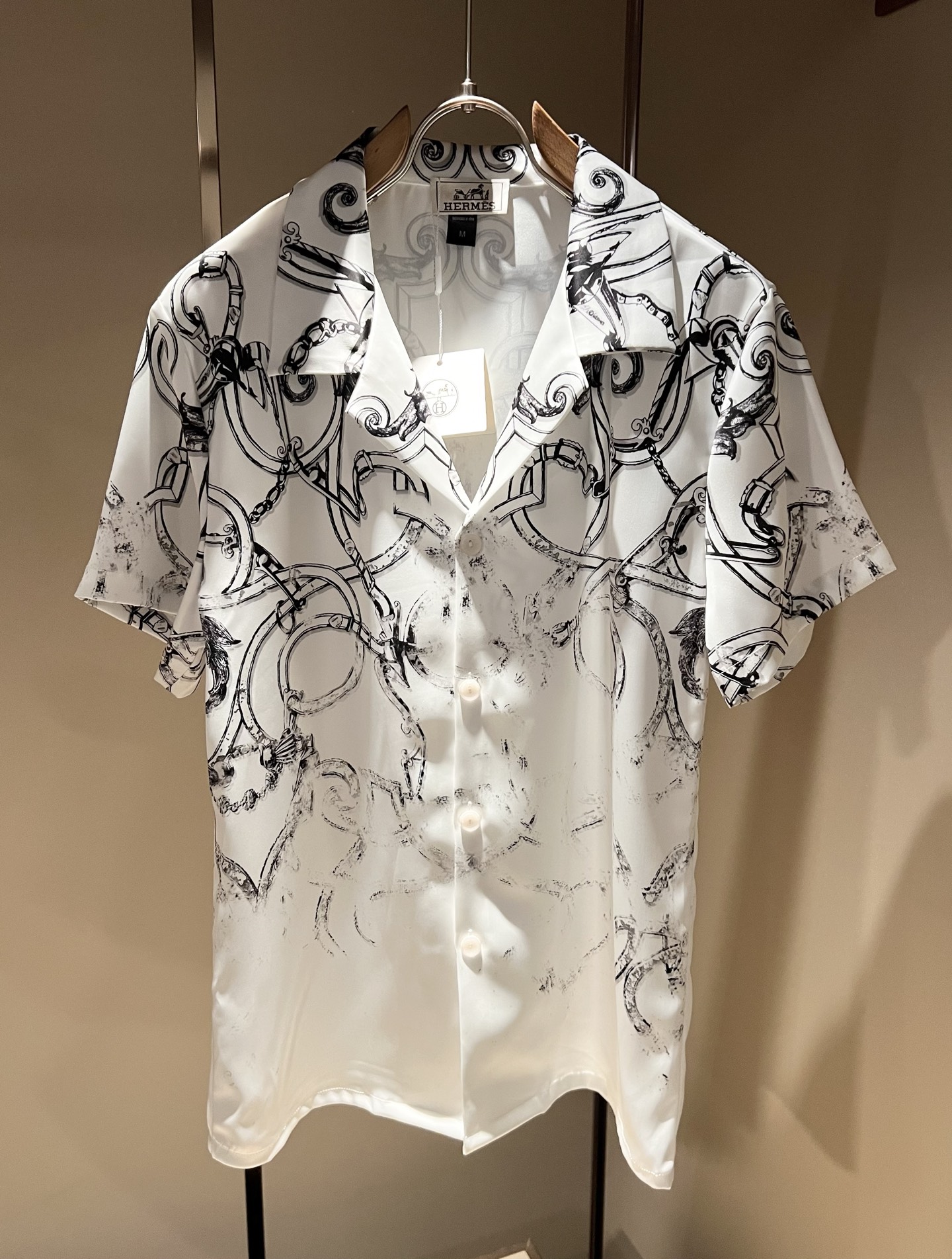 NO:835579,HER*S 2026 spring and summer men's high-end casual pajamas set, order from overseas trading company channels!  On sale at Shanghai Henglong store!  High-end, simple, very sophisticated in terms of craftsmanship and materials, the pursuit of quality is very rigorous and demanding, and every detail is used to prove its brand image!  The typical essence of the H family, the highly representative H logo design!  Perfectly interpret the brand image of H family and construct a brand LOGO design!  The fabric has been perfectly transformed and sublimated, using heavy-duty environmentally friendly plant enzyme washing technology. The texture has a unique retro style, which is quite outstanding. It is recognized as a universal and versatile color that can withstand the test of any season!  Well cut, clean, crisp and neat!  Size M-3XL,,hermes,19860909HERM*S爱*仕 2026春夏男士高端休闲睡衣套装,海外贸易公司渠道订单 ！上海恒隆店在售！高级、简约,工艺和用料方面都颇为考究,对于品质的追求非常严谨和苛刻,用每一个细节来力证自身品牌形象！H家的典型精髓,极具代表性的H标识logo设计！将H家的品牌形象完美阐释出来,构建出品牌LOGO设计！面料得到完美蜕变和升华,重磅环保植物酵素水洗工艺,肌理有着独特的复古风格,相当出彩,公认的万能百搭色号,经得住任何季节的考验配色！剪裁精良,干净清爽且利落！尺码M-3XL,,hermes,,Men's clothing