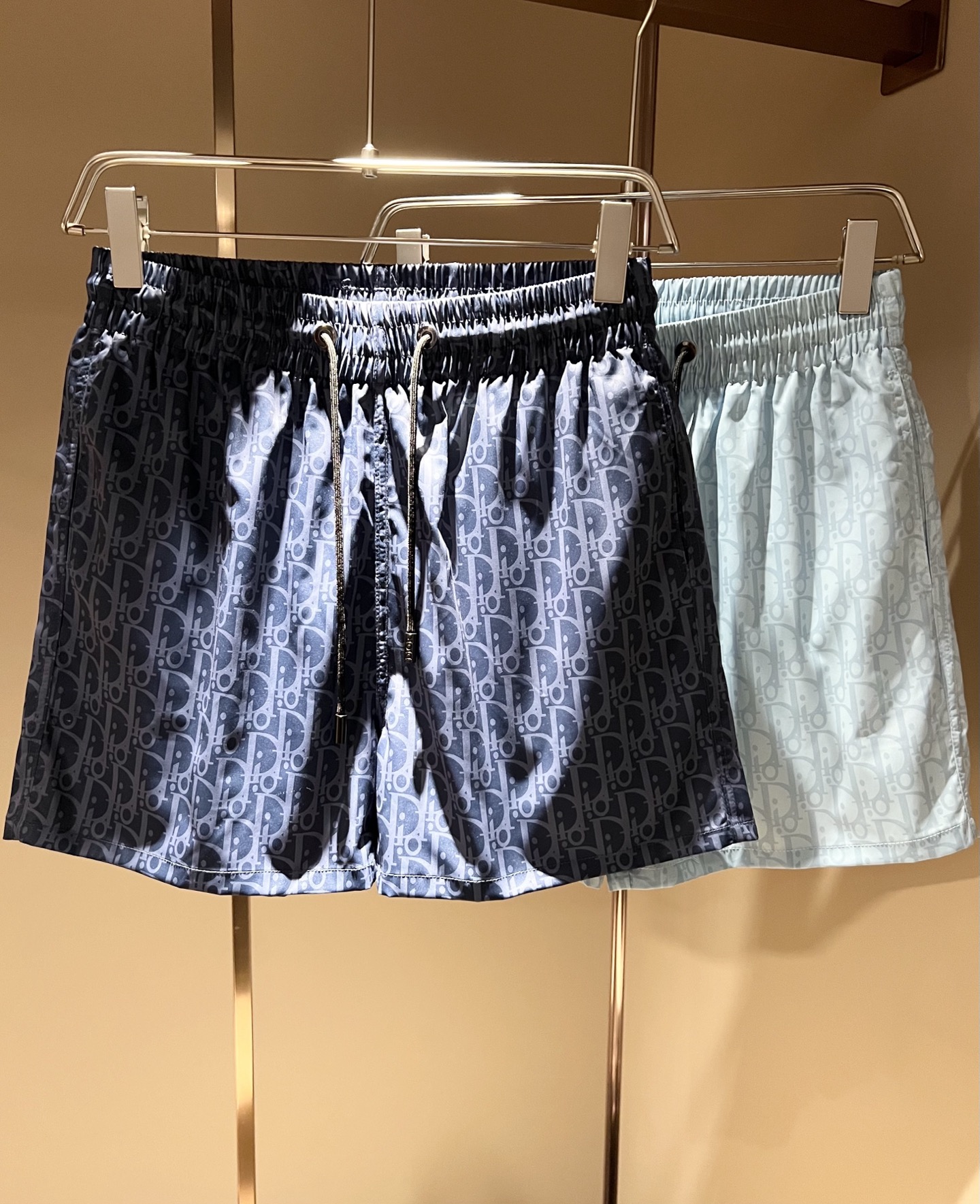 NO:843651,Dio* Dio 2026 spring and summer new casual drawstring webbing casual shorts for men and women, same style for men and women!  Paired with presbyopic letter logo design!  Fashionable athleisure pants!  The fabric is made of imported polyester fiber!  Made of exclusive fabrics, the fabric feels solid, warm, and waxy. It is very skin-friendly and comfortable when worn next to the body. The breathability and moisture absorption are also extremely superior. It is full of brand logo products!  Integrate the avant-garde street atmosphere into this single product, exuding full of vitality and youthful fashion sense!  Casual trousers cut, suitable for both men and women!  Recommended treasures that are hard to find but don’t miss them if you like them!  Size M-3XL,,dior,shorts,19860909Dio*迪*奥 2026春夏新款男女同款休闲抽绳织带休闲短裤,男女同款！搭配老花字母logo设计！时尚运动休闲裤！面料采用进口聚酯纤维材质！专属面料制作而成,面料手感瓷实温厚软糯,贴身穿着非常的亲肤舒适,并且透气性与吸湿性也极为优越,满满品牌标志产品！将前卫的街头气息融入进这款单品之中,散发着满满的活力与青春时尚感！休闲的裤装版型裁剪,无论男女皆可轻松驾驭！可遇不可求的宝藏好物推荐,喜欢的千万不要错过！尺码M-3XL,,dior,shorts,,Men's clothing