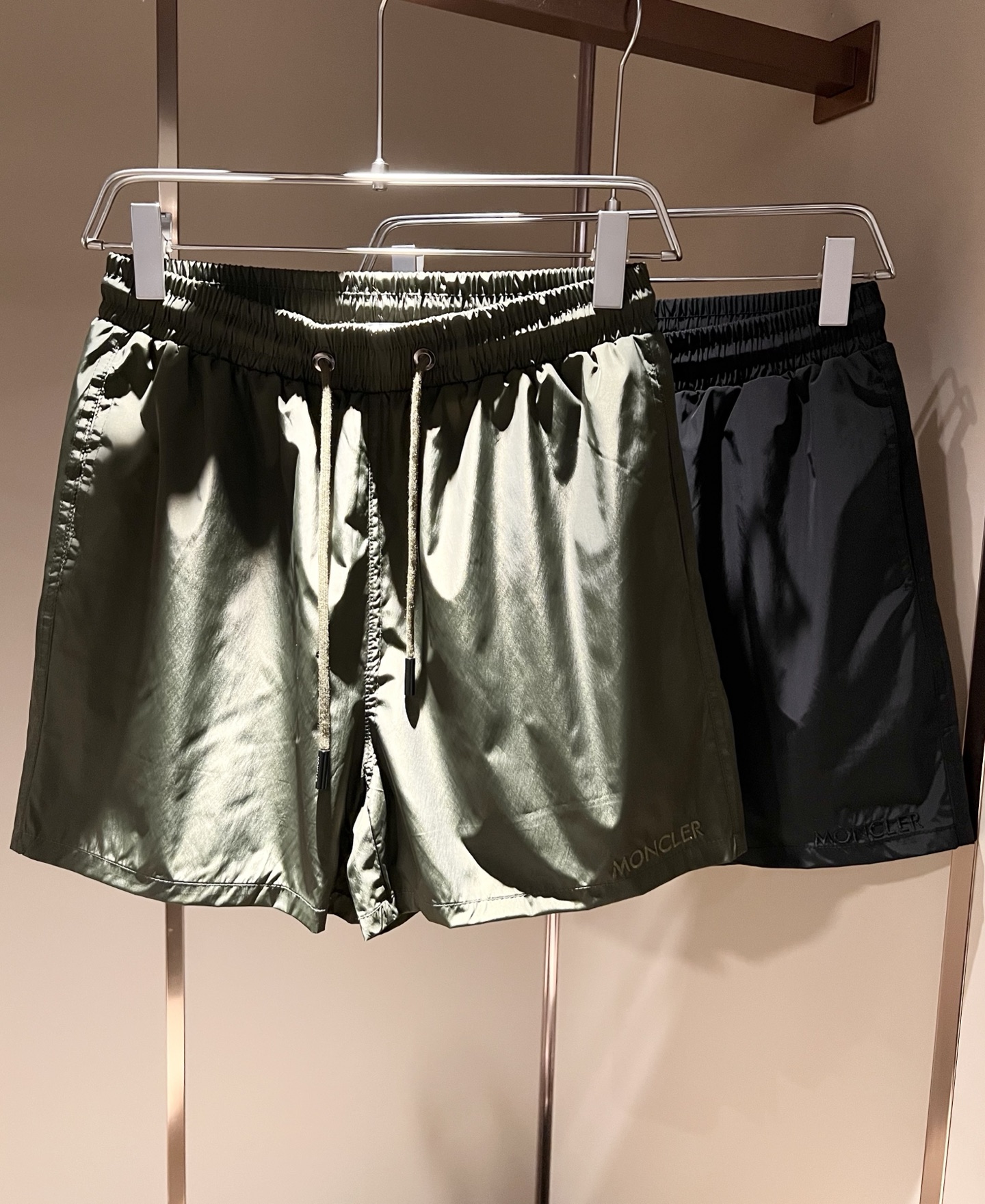 NO:843676,Moncler Mengjia's 2026 spring and summer men's and women's latest trade order casual shorts for couples!  Full condition!  !  Internet celebrity model!  The trouser legs are designed with logo embroidery!  The upper body is comfortable and breathable, not stiff, and has a rich three-dimensional feel overall. Quality export order, customized exclusive polyester fiber fabric tailoring, to meet the simple needs of commuters for dressing. The upper body effect is very good, slimming, and not picky about the figure. The fabric workmanship is impeccable, and the original custom-made hardware and accessories design!  Only with good craftsmanship and good fabrics can you wear a good-looking item. It is a must-have item for everyone!  Size M-3XL,,shorts,19860909Moncler蒙家 2026春夏男女同款情侣款最新的贸易订单休闲短裤！全品相！！网红款！裤腿采用logo刺绣设计！上身舒适透气,不僵硬,整体有着丰富的立体感,品质出口订单,定制专属聚酯纤维面料剪裁,满足通勤人们对于着装的简约需求,上身效果很好,显瘦,不挑剔身材.面料做工....无可挑剔,定制原版五金辅料设计！好工艺好面料才能穿出好品味一款,人手必备单品！尺码M-3XL,,shorts,,Men's clothing