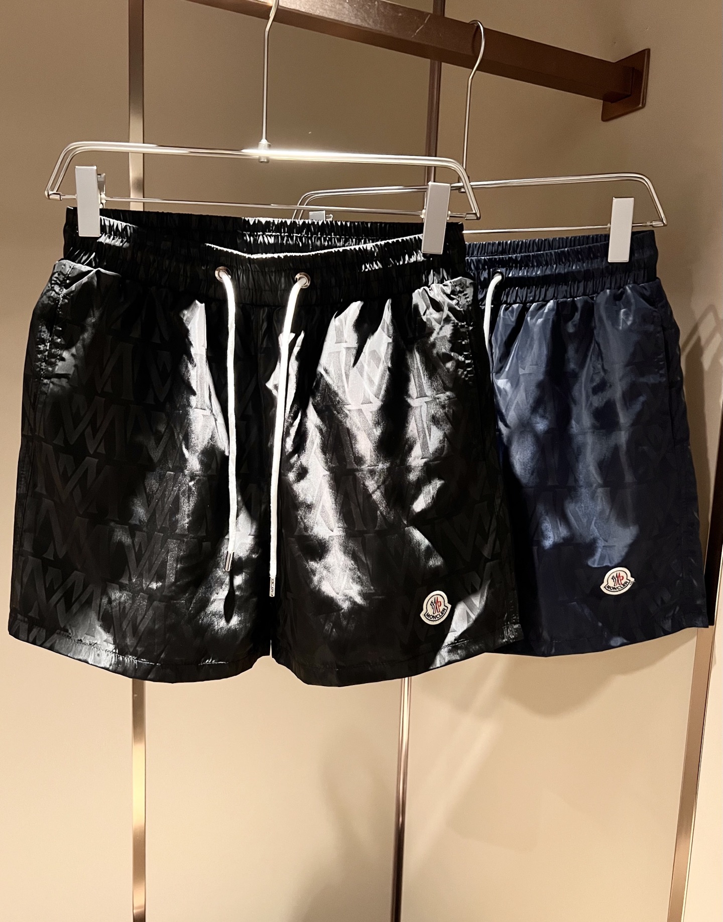NO:843634,Moncler Mengjia's 2026 spring and summer men's and women's latest trade order casual shorts for couples!  Full condition!  !  Internet celebrity model!  The trouser legs are designed with logo badges!  The upper body is comfortable and breathable, not stiff, and has a rich three-dimensional feel overall. Quality export order, customized exclusive polyester fiber fabric tailoring, to meet the simple needs of commuters for dressing. The upper body effect is very good, slimming, and not picky about the figure. The fabric workmanship is impeccable, and the original custom-made hardware and accessories design!  Only with good craftsmanship and good fabrics can you wear a good-looking item. It is a must-have item for everyone!  Size M-3XL,,shorts,19860909Moncler蒙家 2026春夏男女同款情侣款最新的贸易订单休闲短裤！全品相！！网红款！裤腿采用logo徽章设计！上身舒适透气,不僵硬,整体有着丰富的立体感,品质出口订单,定制专属聚酯纤维面料剪裁,满足通勤人们对于着装的简约需求,上身效果很好,显瘦,不挑剔身材.面料做工....无可挑剔,定制原版五金辅料设计！好工艺好面料才能穿出好品味一款,人手必备单品！尺码M-3XL,,shorts,,Men's clothing