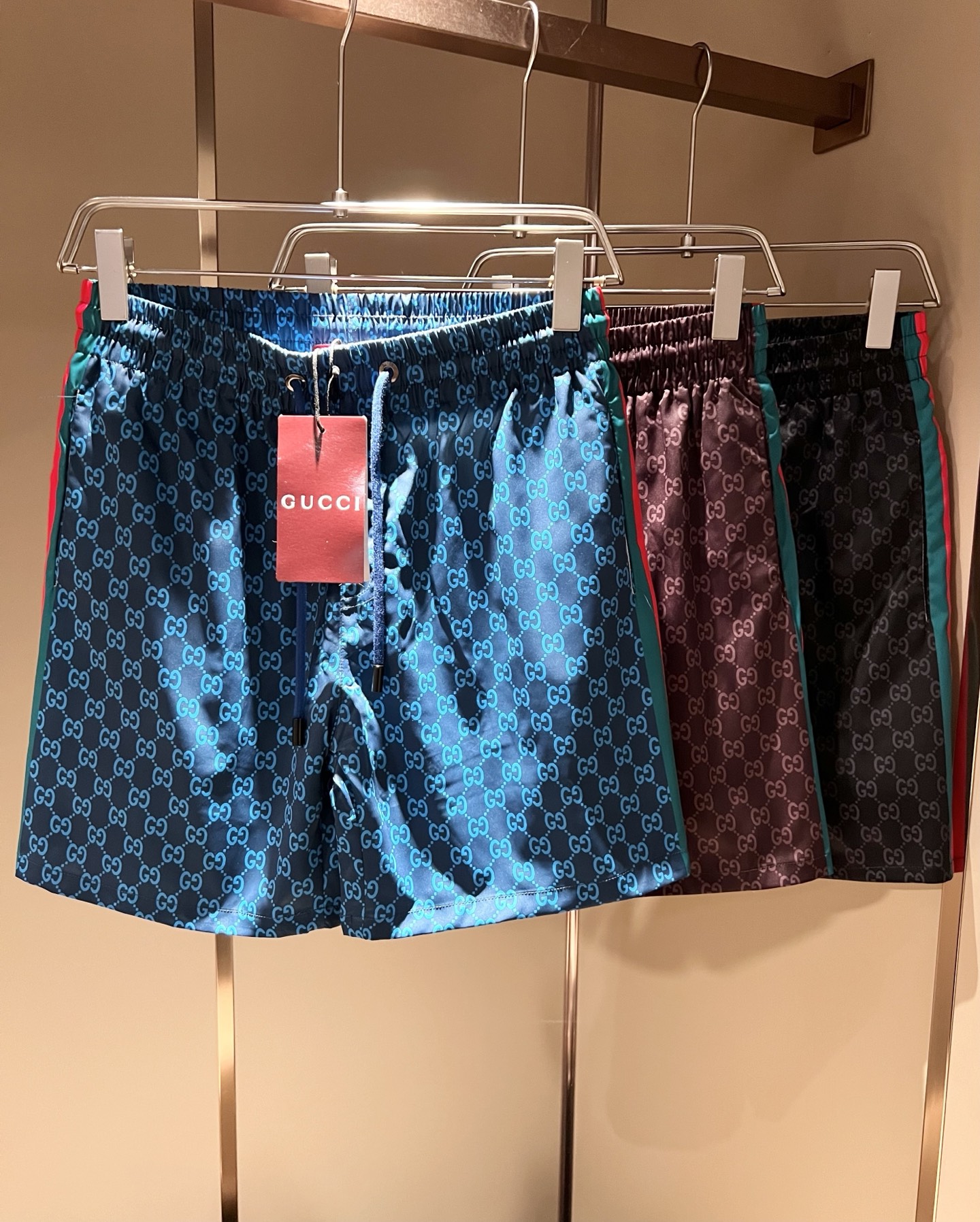 NO:843661,Gucc*Gujia 2026 spring and summer latest series!  Shorts of the same style for men and women are rarely available through trading company channels, and are also available on the official website at the same time!  New fashion element design!  Logo letter GG pattern logo printing design!  Injecting full vitality into the new series, it is made of imported polyester fiber fabrics supplied by customers. The fabric feels soft and delicate against the skin, and has an extremely comfortable and breathable wearing experience. The whole item is very eye-catching and fashionable, and is deeply loved by young people today!  Basic loose round neck cut, unisex style regardless of age and gender, suitable for matching all styles and looks you need in daily life!  It is recommended to wear couple outfits when going out on the street, it will be more eye-catching!  Size: M-3XL,,gucci,gucci,shorts,19860909Gucc*古家 2026春夏最新系列！男女同款短裤,贸易公司渠道稀出,同步官网发售 ！ 新时尚元素设计！标识字母GG图案logo印花设计！为全新系列注入满满活力,选客供进口聚酯纤维面料制成,面料手感亲肤柔软细腻,拥有着无比舒适透气性的穿着体验,整件单品极具吸睛度与时尚感,深受当下年轻人的喜爱！基础宽松的圆领版型裁剪,不分年龄与性别的中性款式,适合搭配你日常所需的所有风格与造型！建议搭配情侣装出街会更为养眼出色！尺码:M-3XL,,gucci,gucci,shorts,,Men's clothing